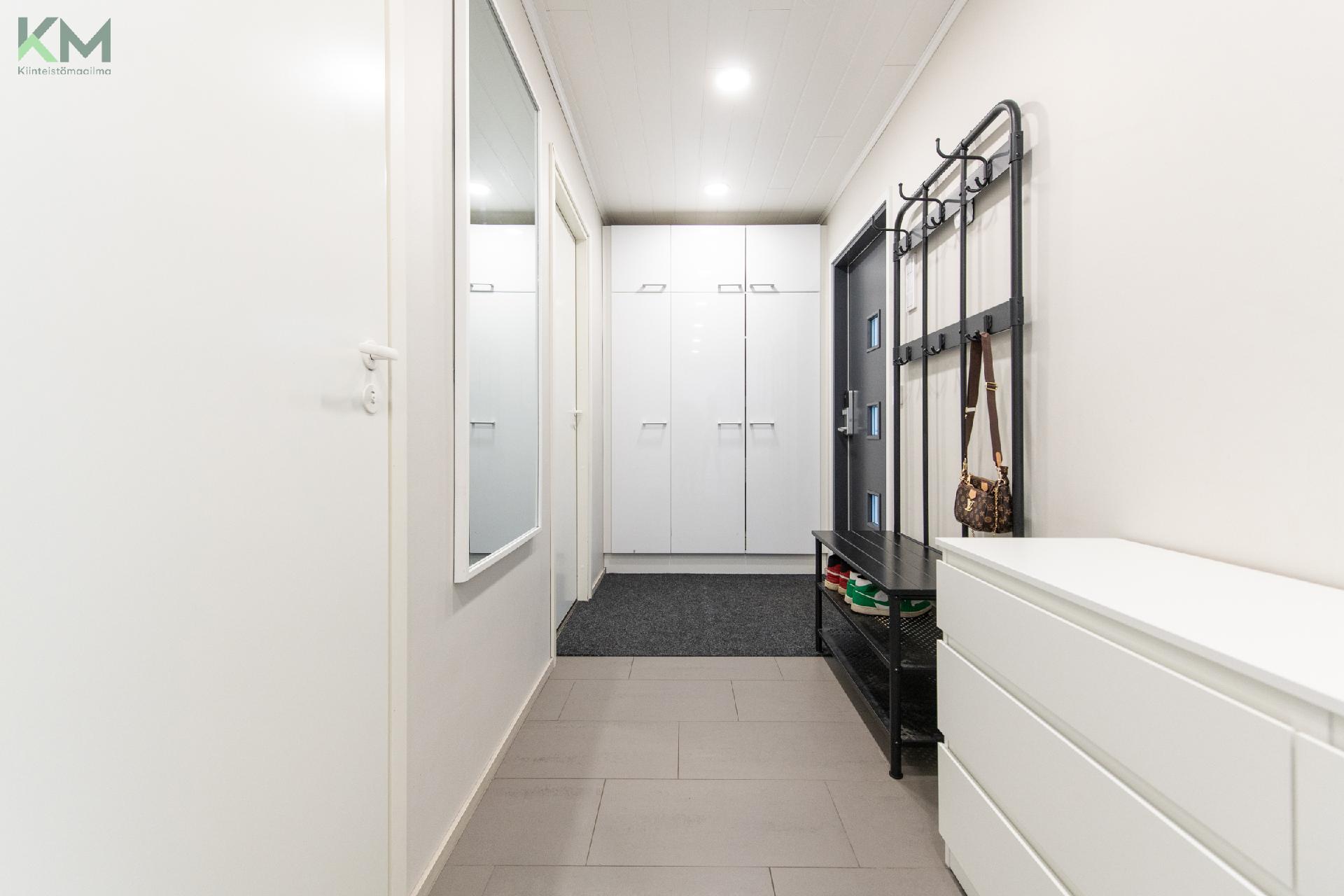 Eteisessä kaapistot