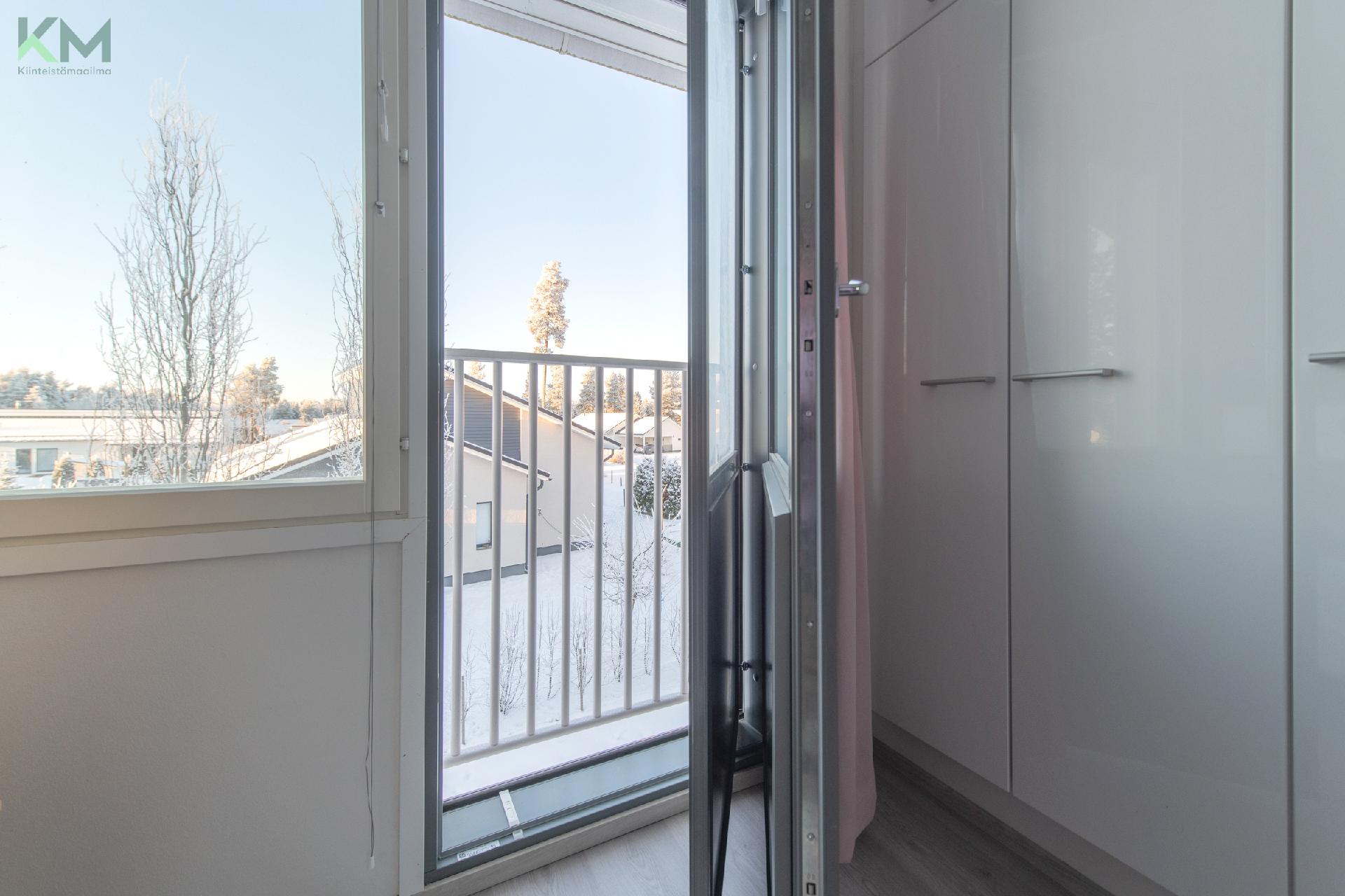 Ranskalainen parveke isoimmassa makuuhuoneessa