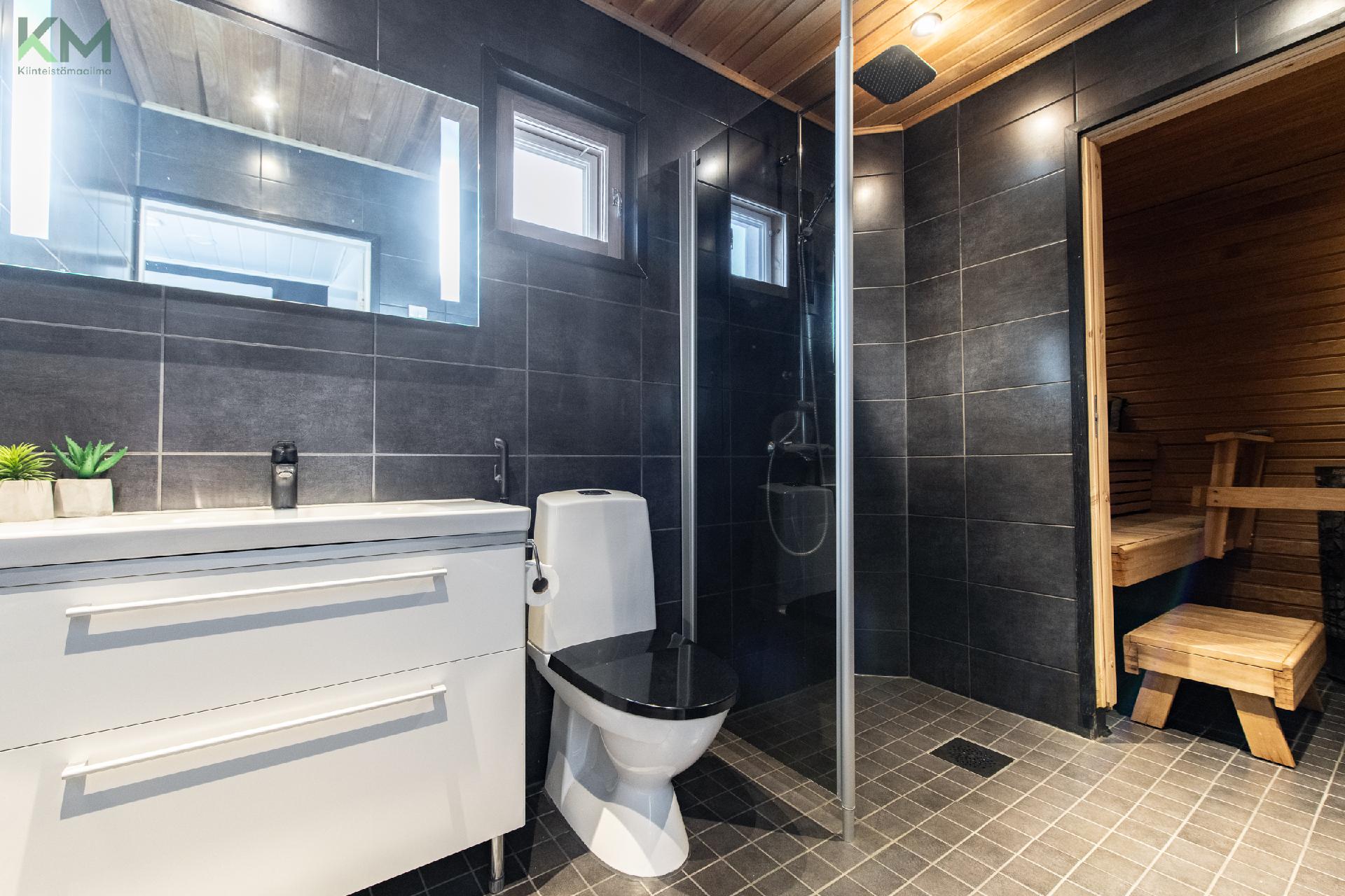 Kylpyhuone yläkerrassa