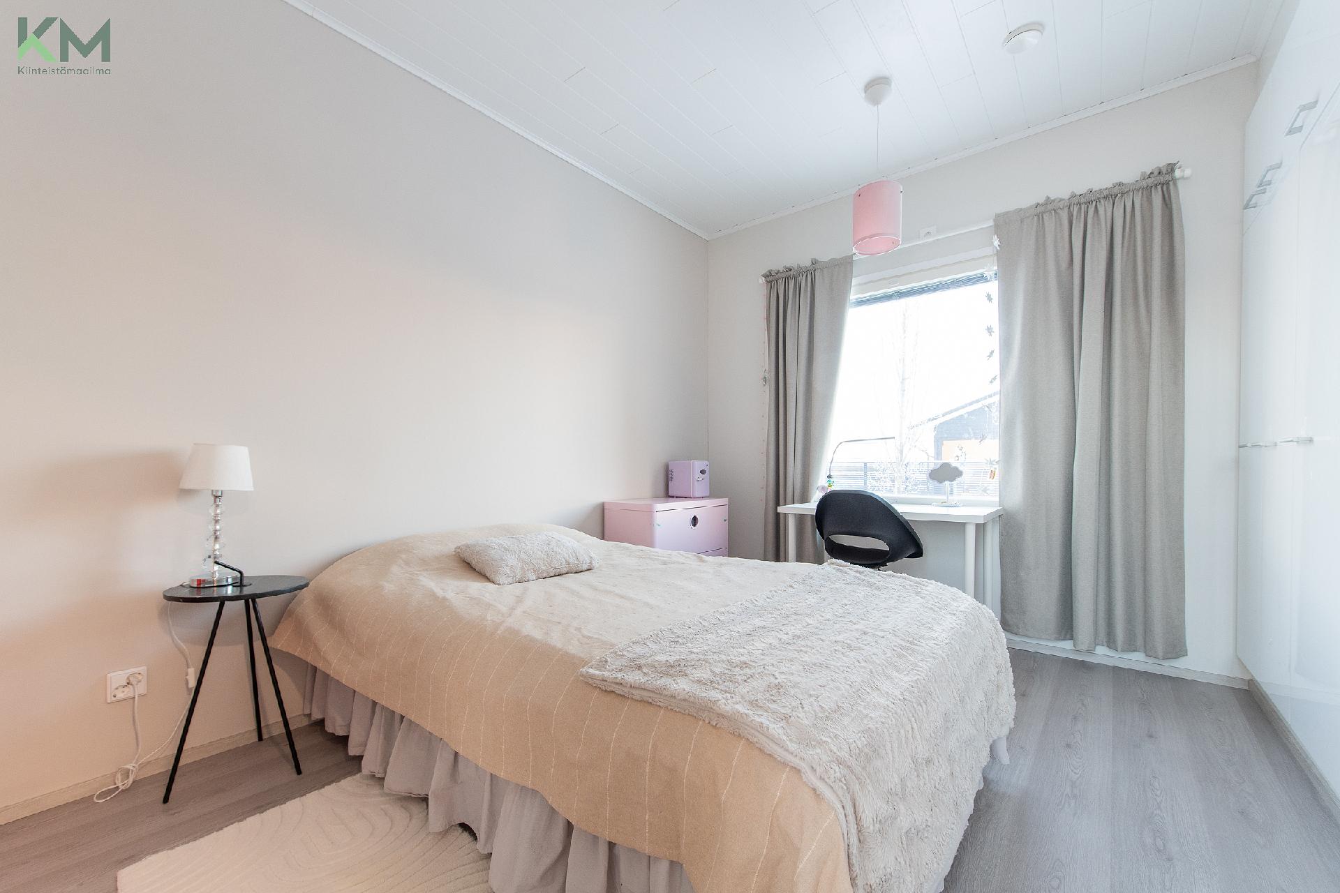 Alakerran makuuhuone