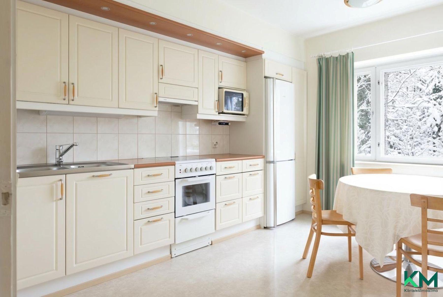 Keittiö - ruokapöytä - kaapistoja