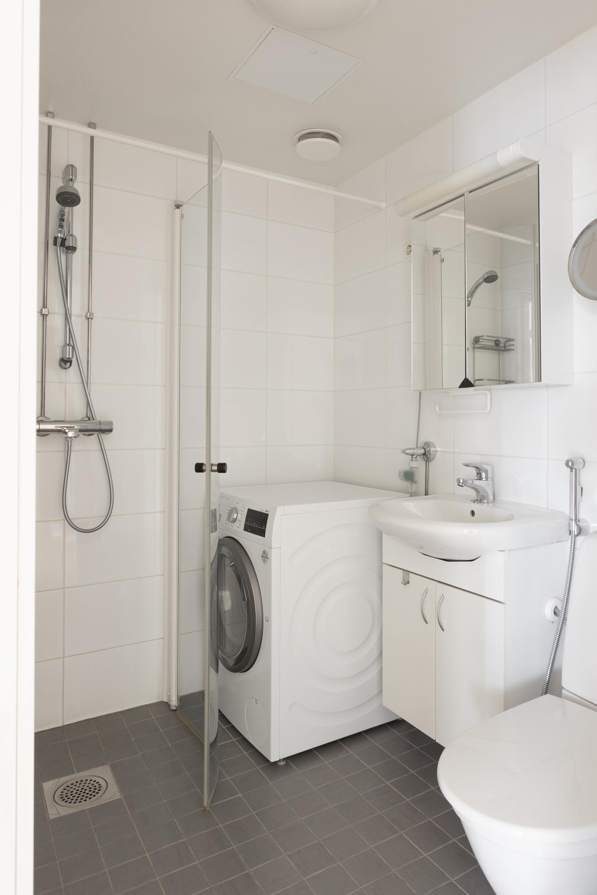 Kylpyhuone - pesukone ja suurentava meikkipeili kuuluu myös kauppaan