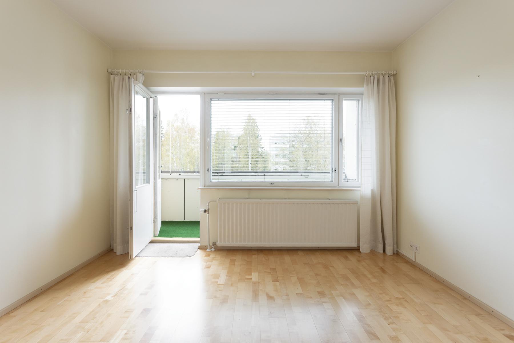 Olohuone, josta 2. käynti koko huoneiston levyiselle parvekkeelle 