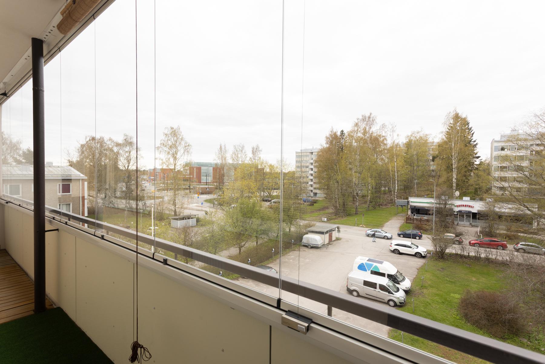 Näkymä parvekkeelta 2. suuntaan taloyhtiön piha-alueelle