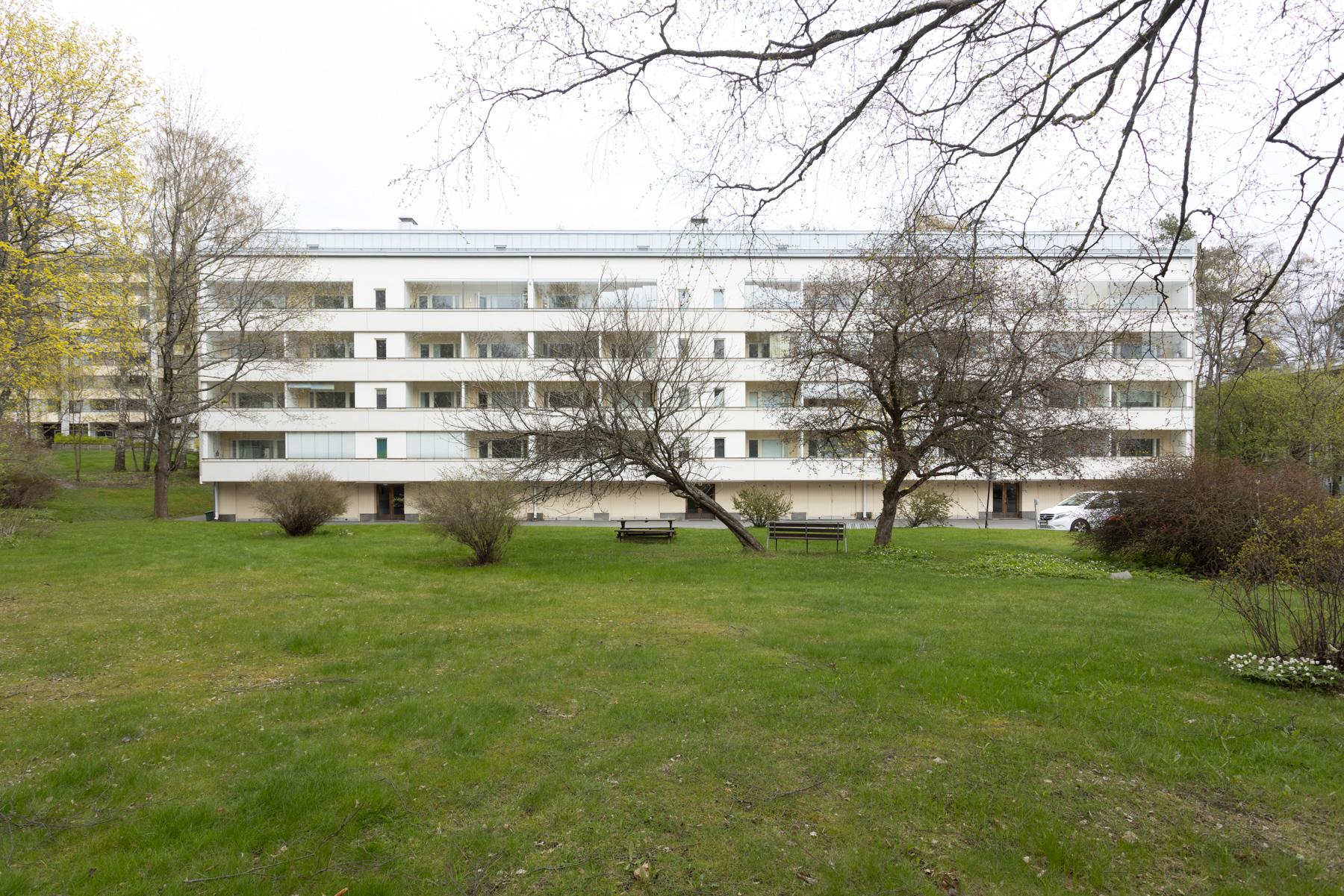 Taloyhtiön etupihaa