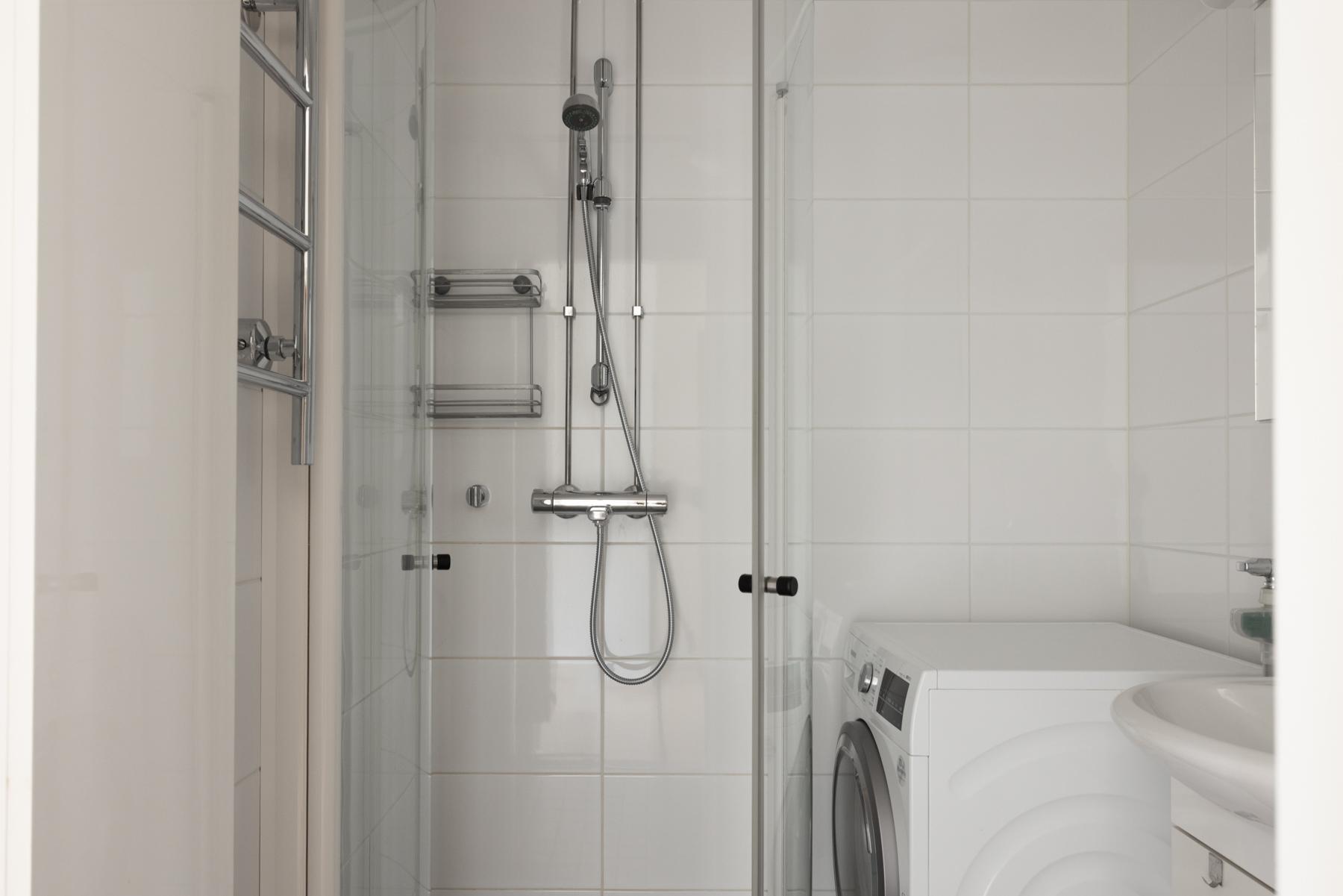 Kylpyhuone - kääntyvät suihkuseinä