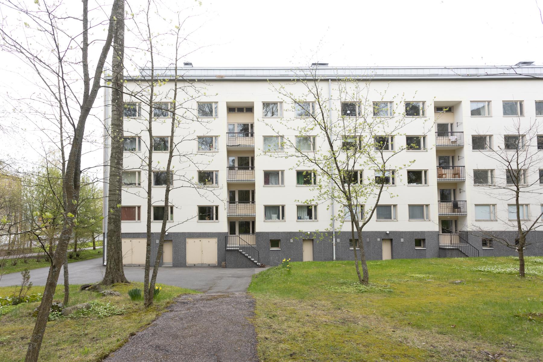 Taloyhtiön takapihaa - käynti mm. saunaan