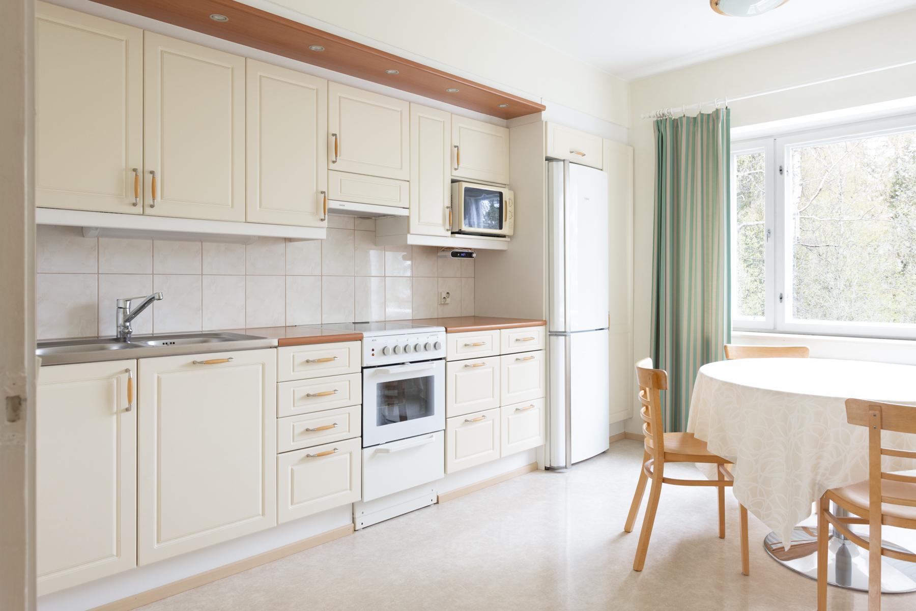 Keittiö - ruokapöytä - kaapistoja