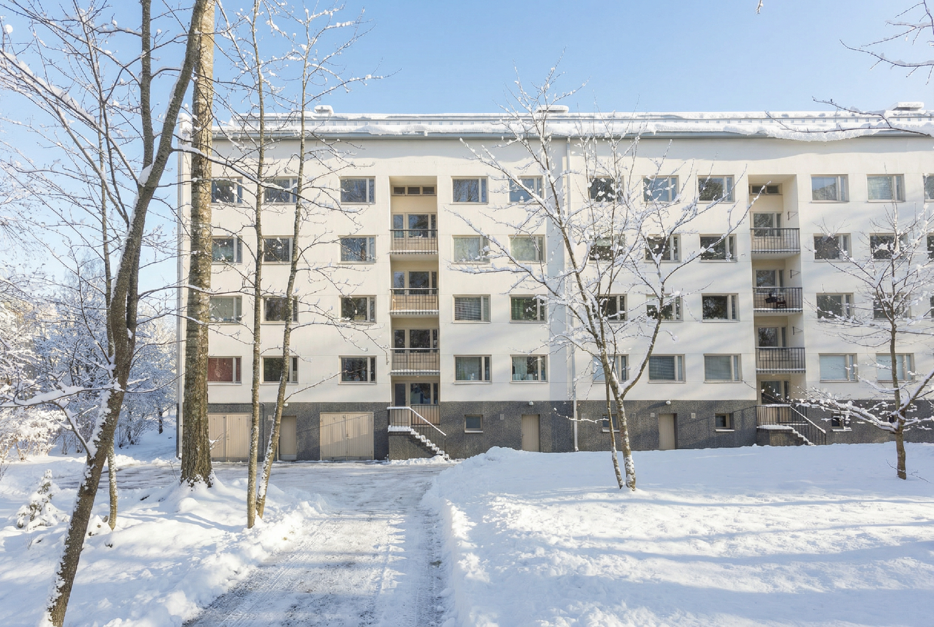 Taloyhtiön takapihaa - käynti mm. saunaan