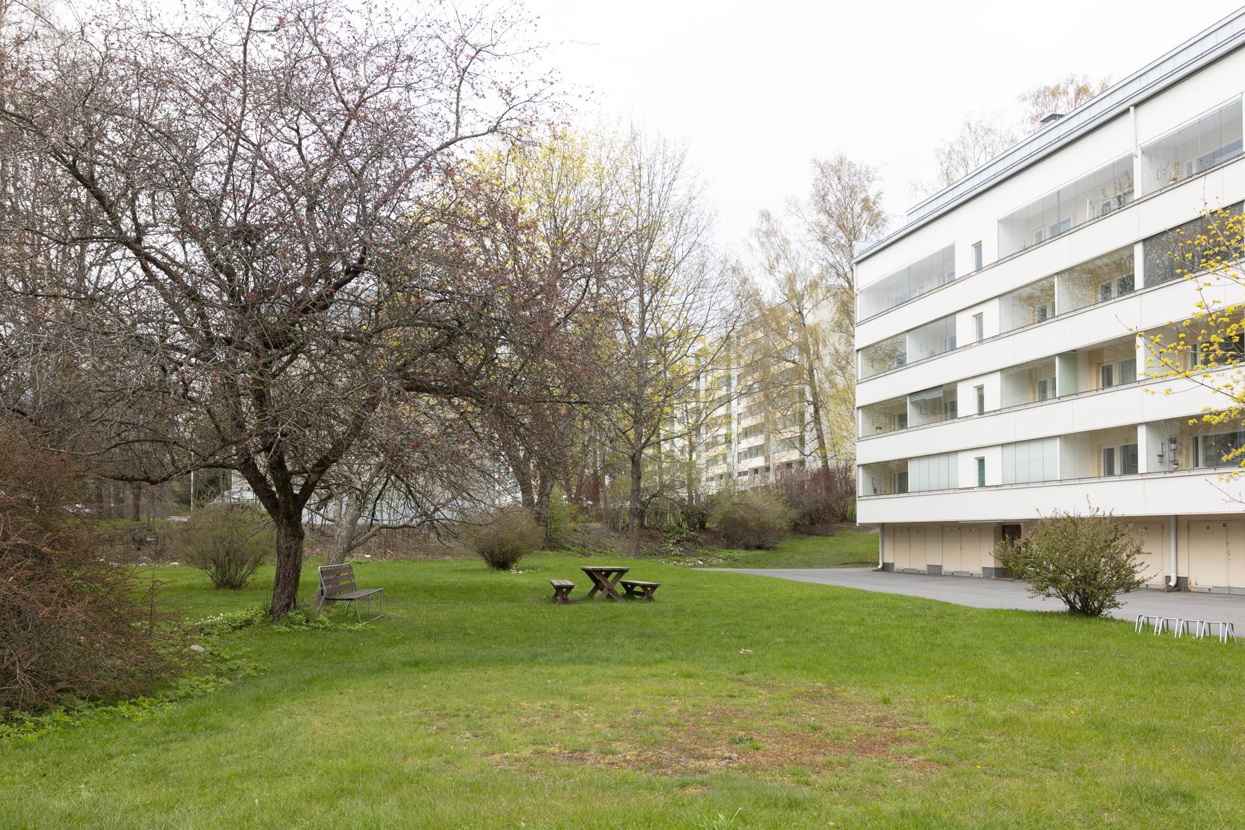 Taloyhtiön etupihaa - ajanviettopaikka