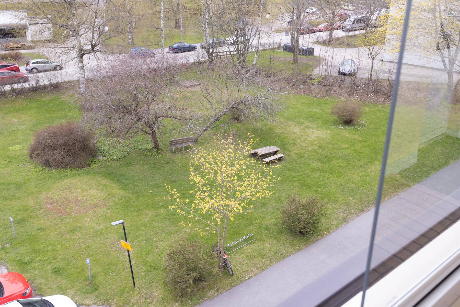 Näkymä parvekkeelta taloyhtiön piha-alueelle
