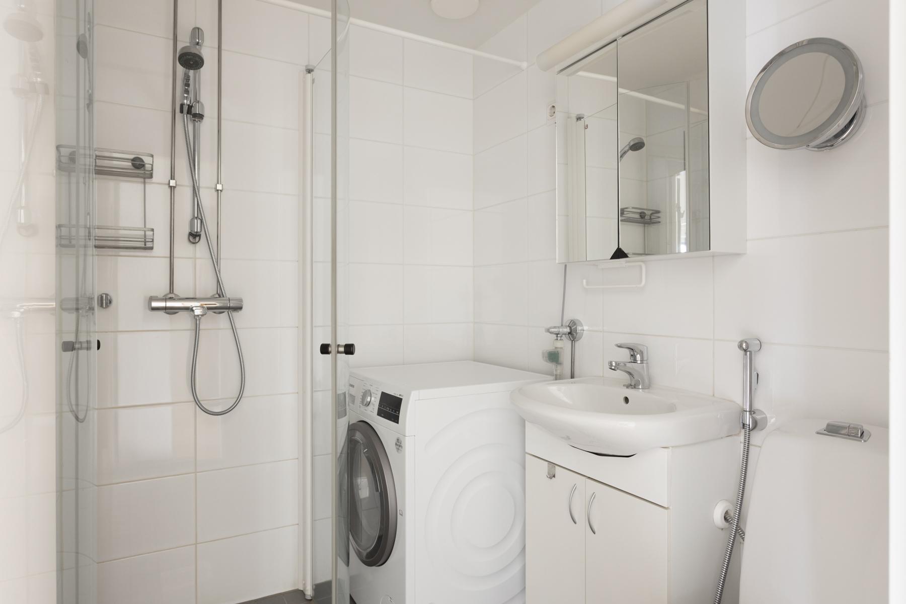 Kylpyhuone remontoitu v.2012 putkisaneerauksen yhteydessä