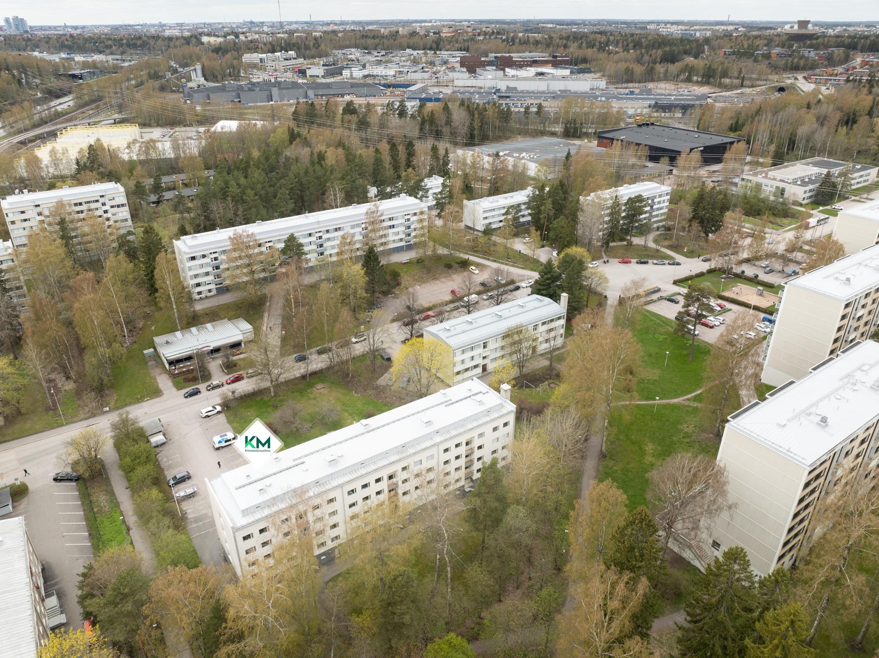 Kajaaninmlinnantie 3 - taustalla mm. Lanterna