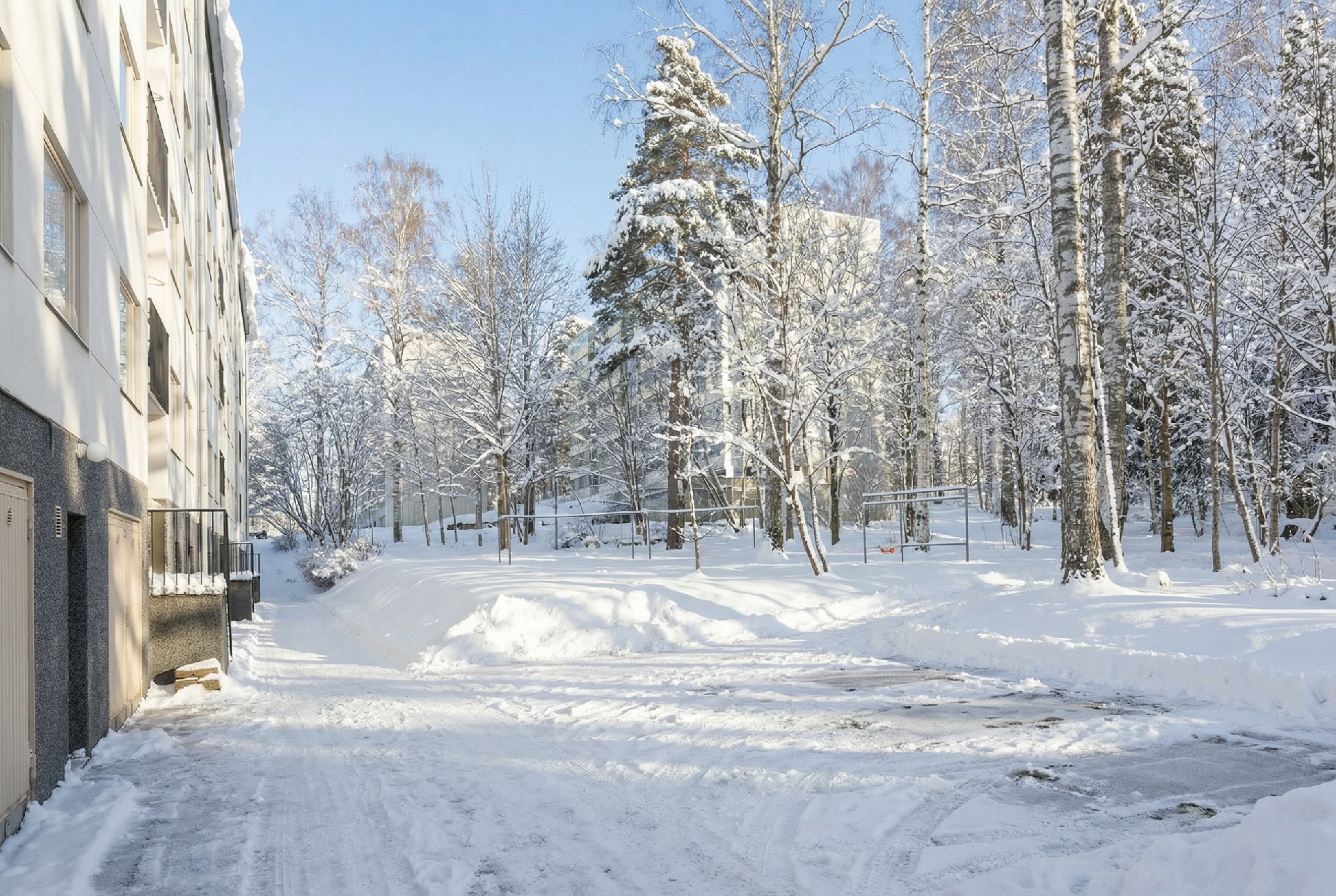 Taloyhtiön takapihaa