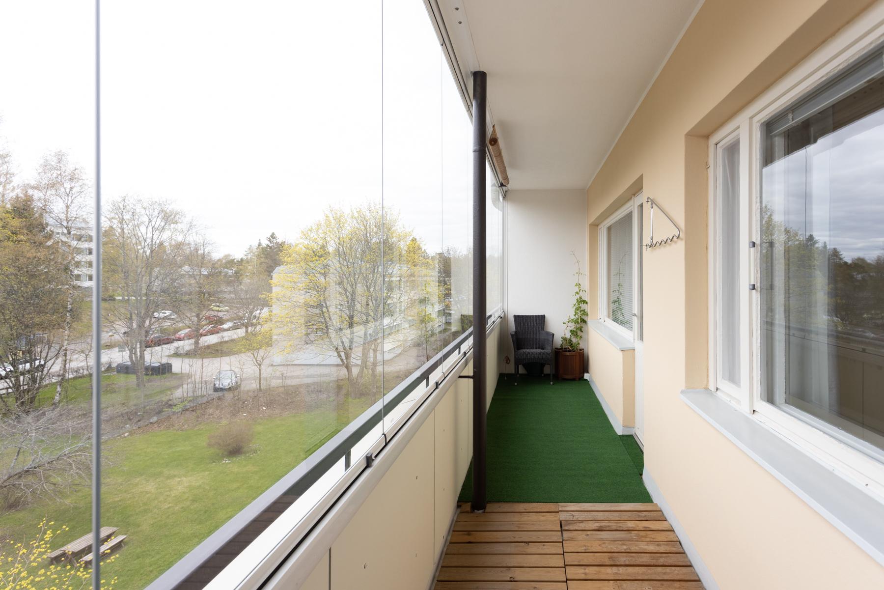 Koko huoneiston levyinen lasitettu parveke