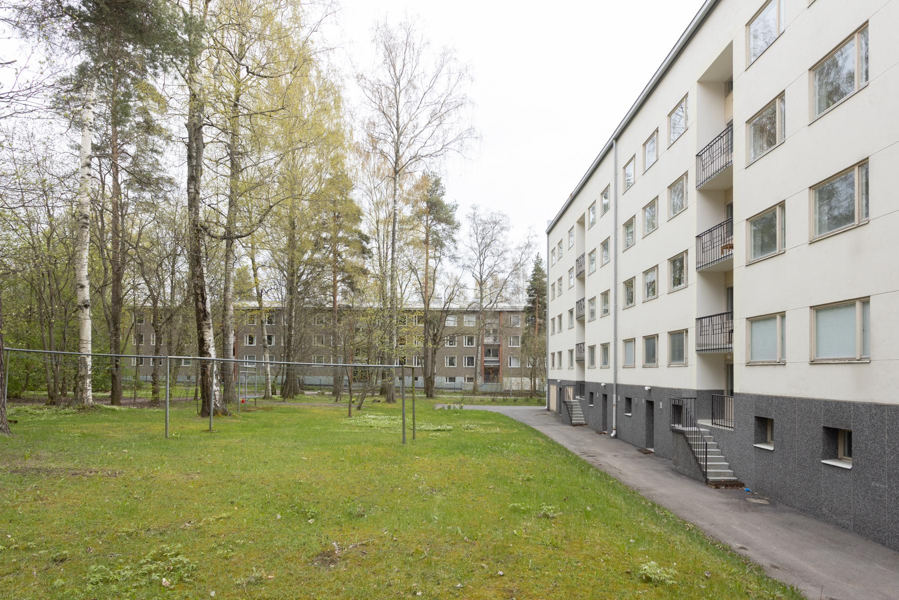 Taloyhtiön takapihaa