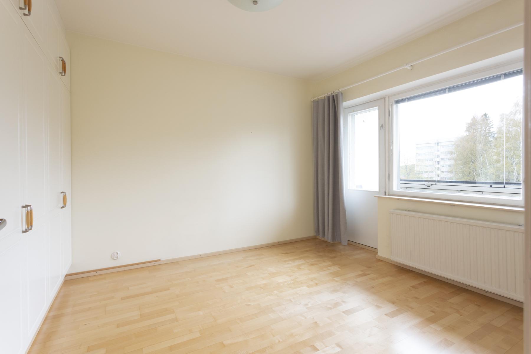 Makuuhuone no2, josta myös käynti isolle lasitetulle parvekkeelle