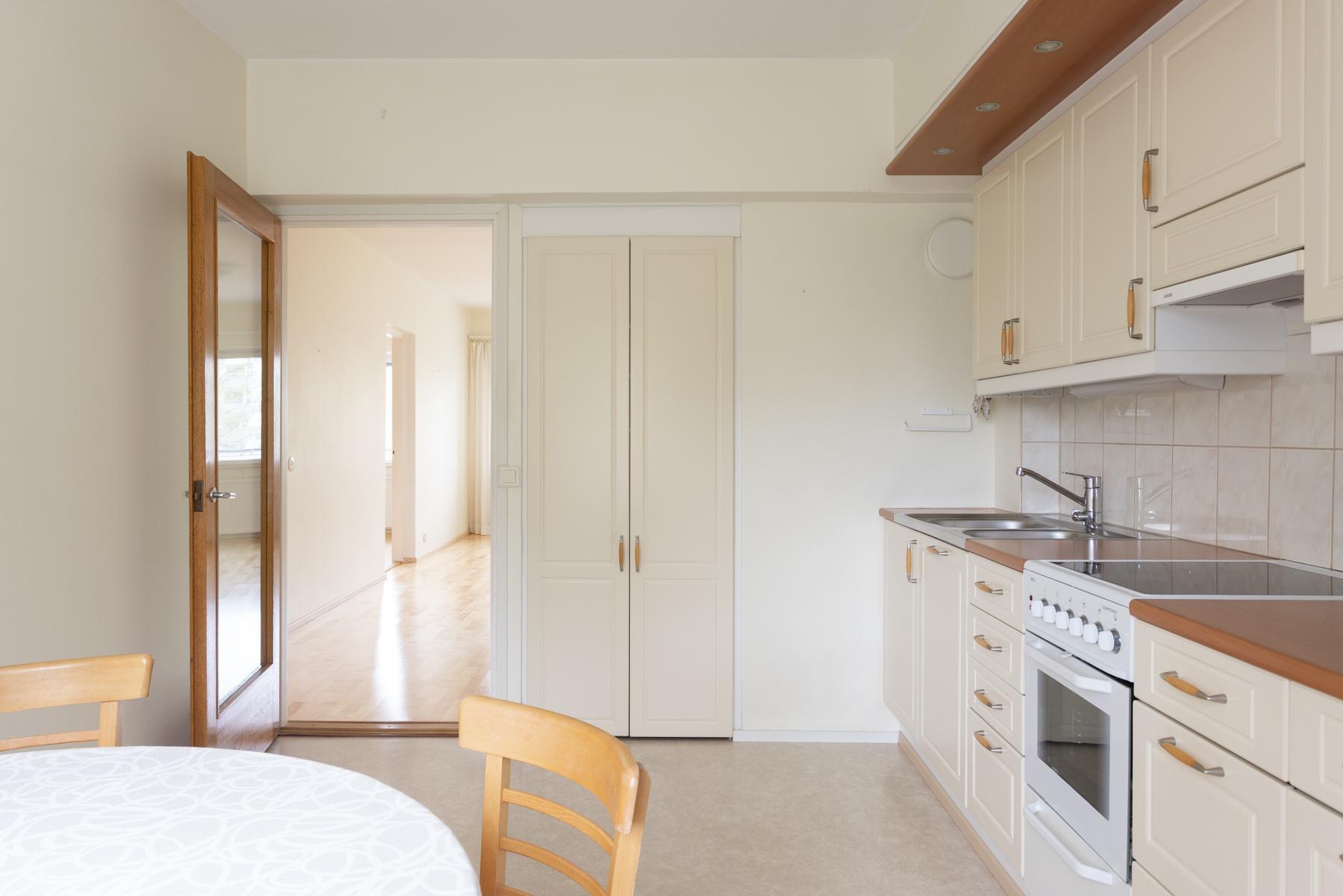 Keittiö ikkunaseinältä olohuoneeseen päin kuvattuna - Kaunis lasiovi