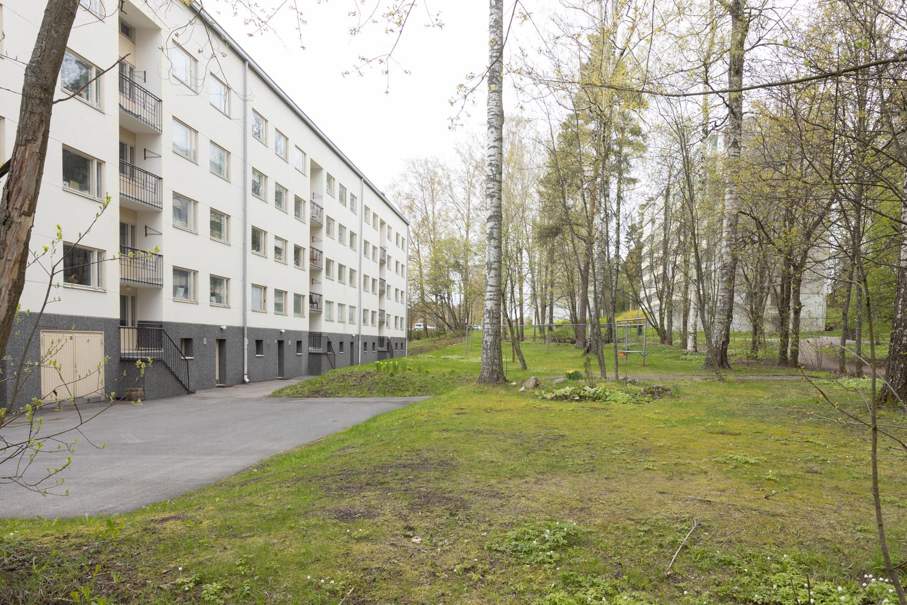 Taloyhtiön takapihaa