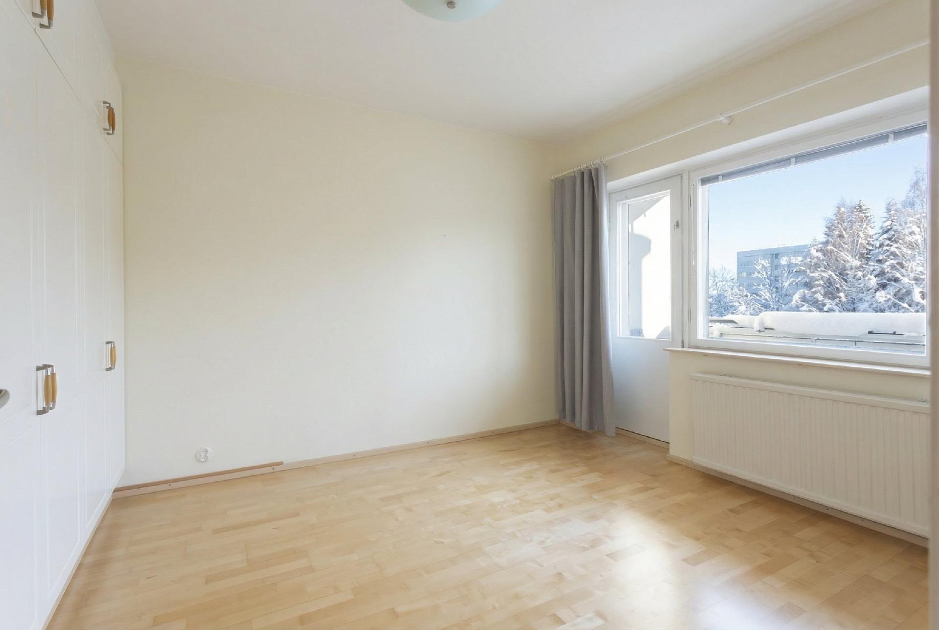 Makuuhuone no2, josta myös käynti isolle lasitetulle parvekkeelle