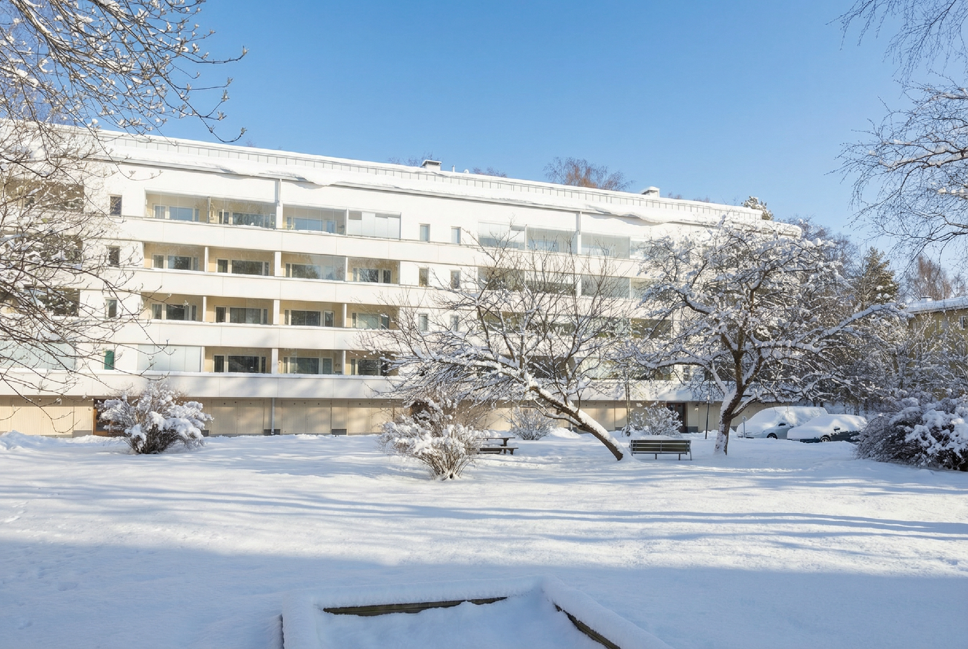 Taloyhtiön etupihaa