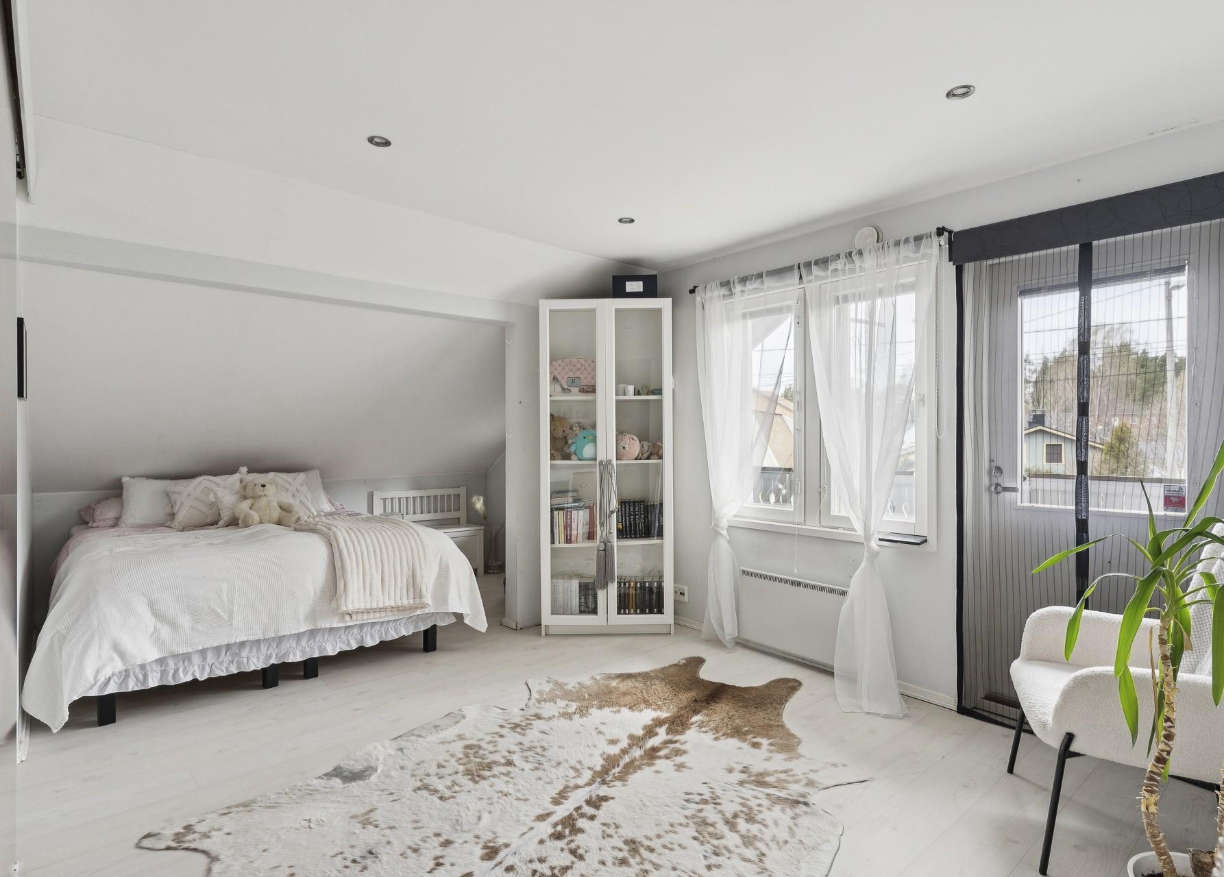 Yk makuuhuone 2, josta käynti parvekkeelle