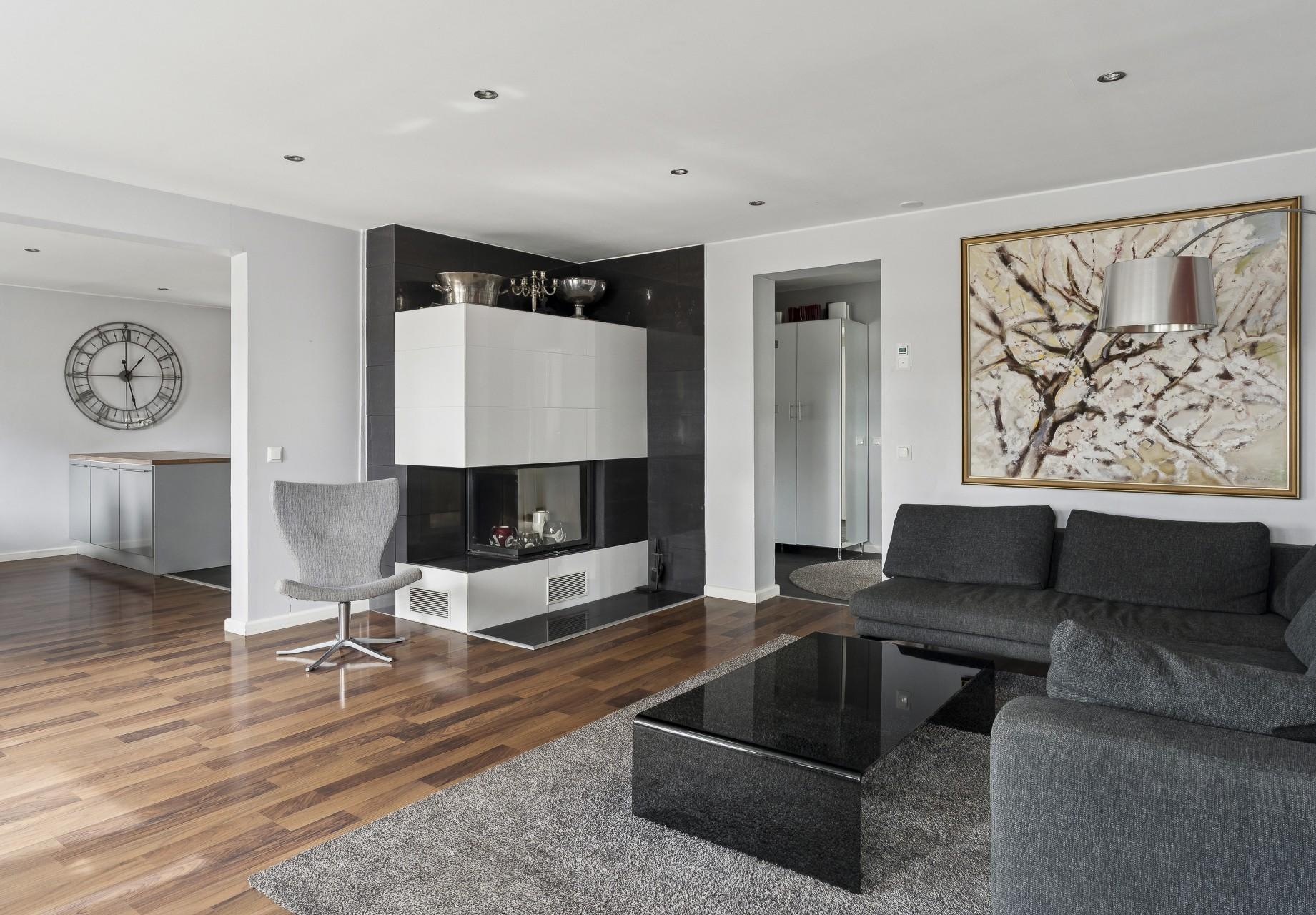 Viihtyisä olohuone jossa varaava takka