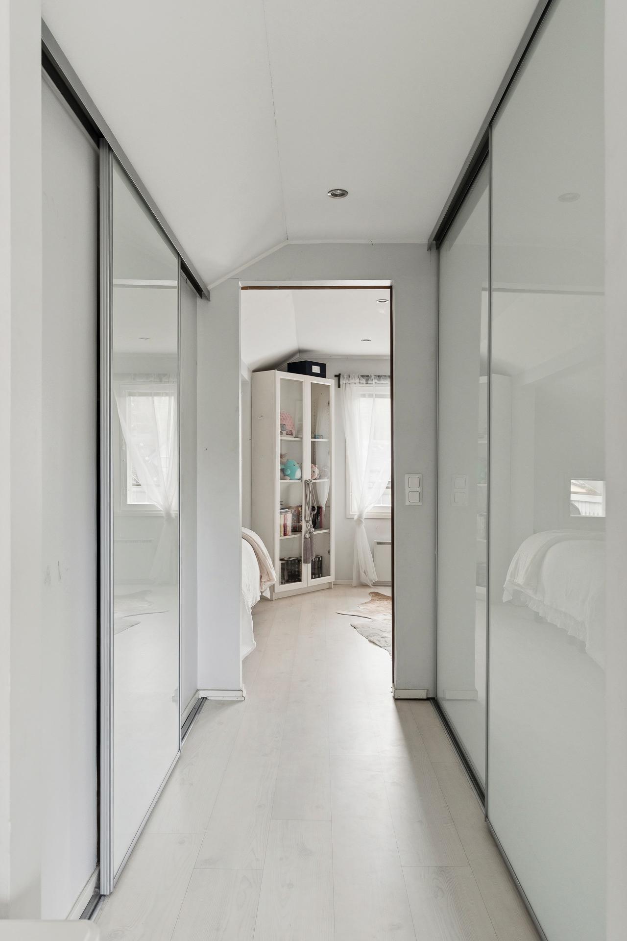 Yk kaapistot makuuhuoneiden välissä