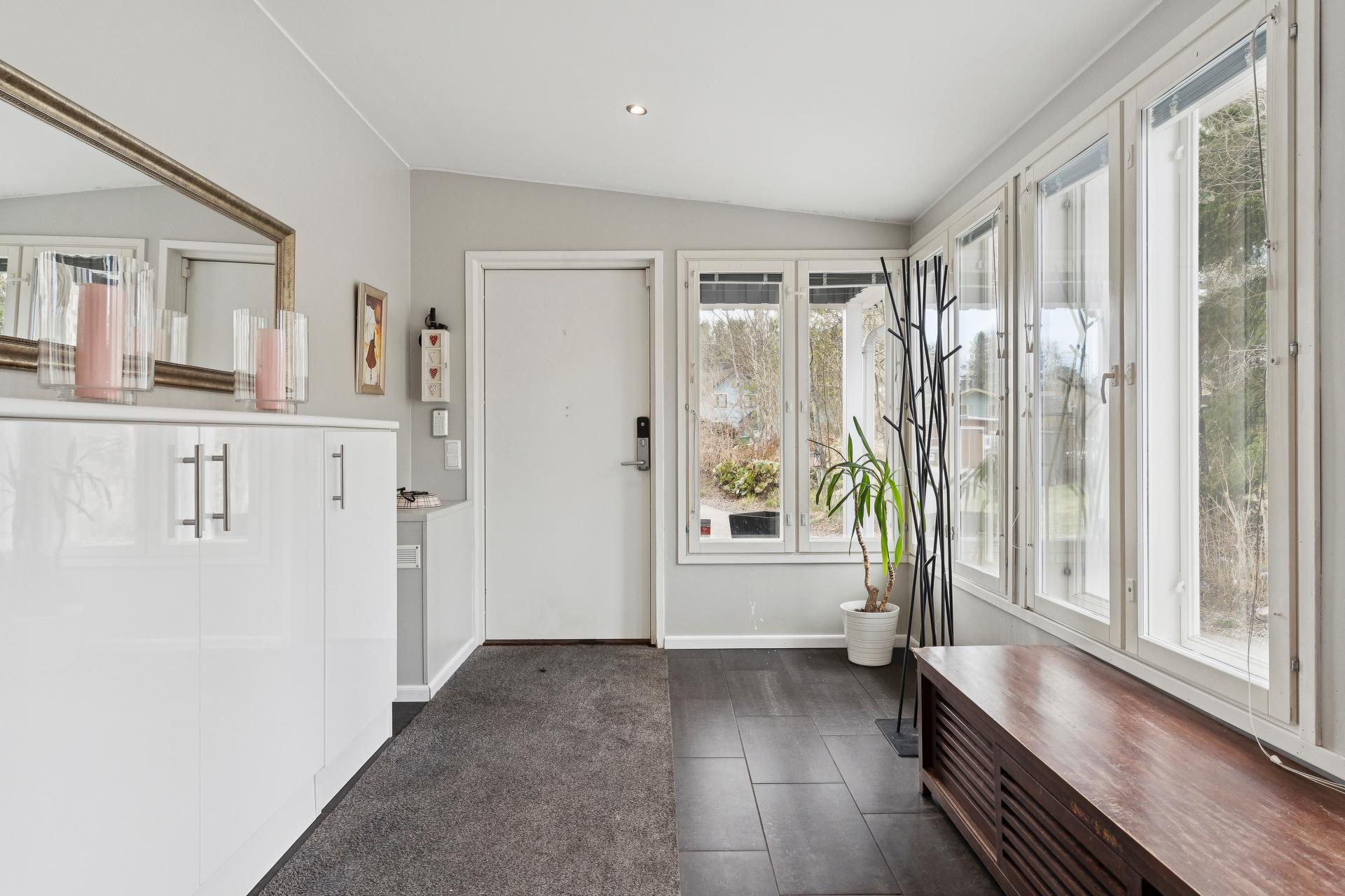 Viihtyisä ja tilava eteinen