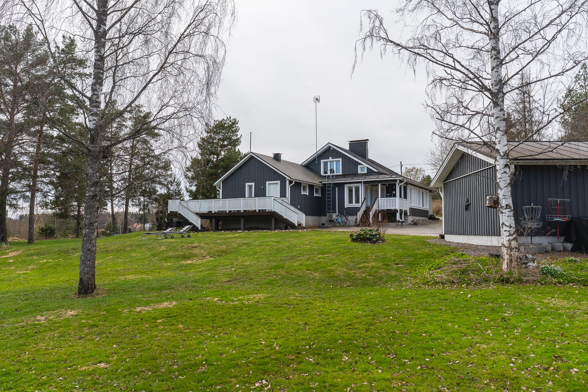 Kaunis talo ja piha-alue