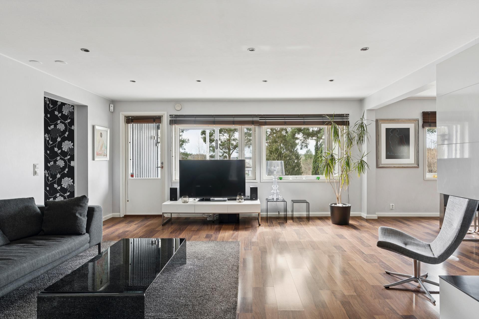 Valoisa olohuone josta käynti terassille