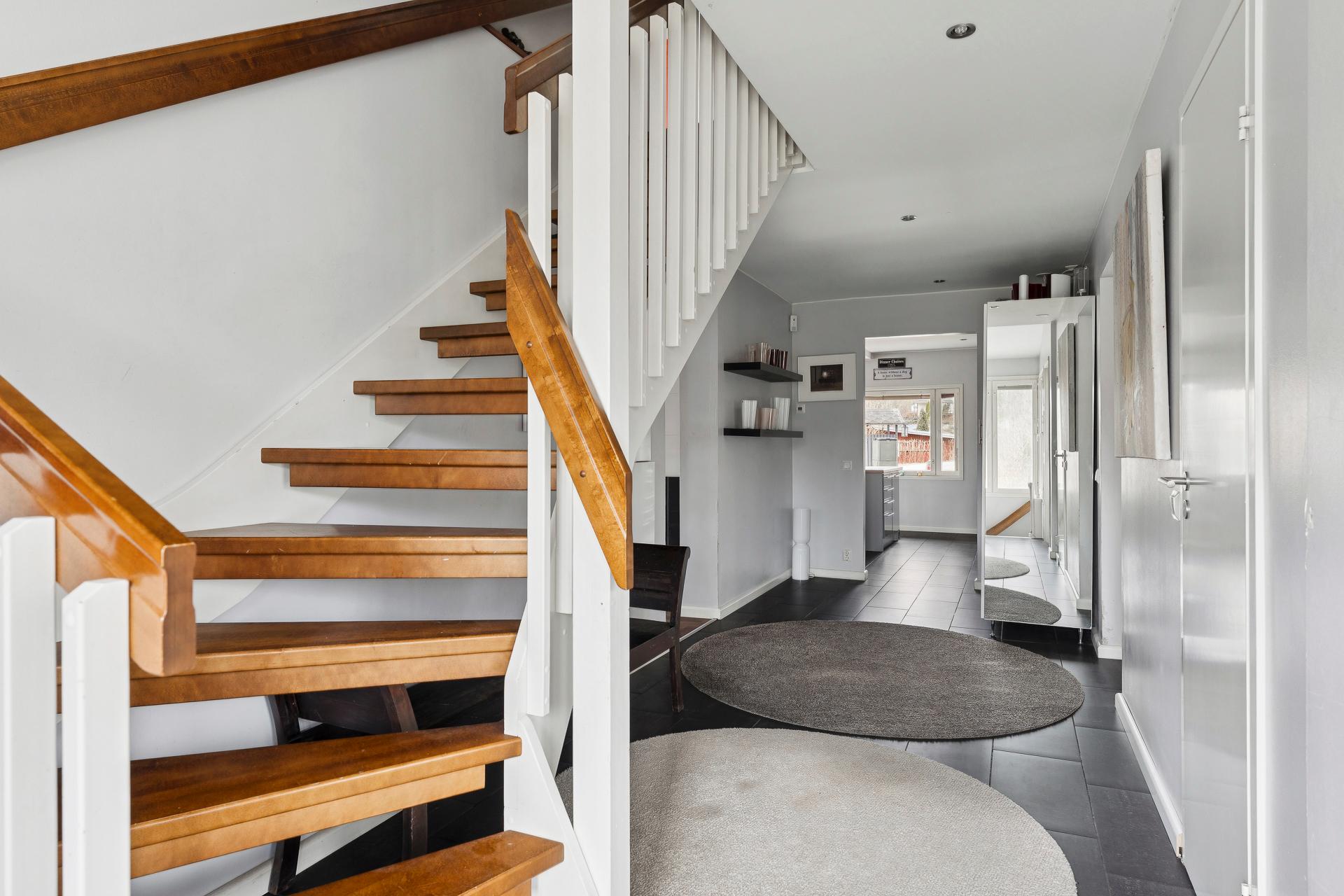 Ala-aula ja raput yläkertaan