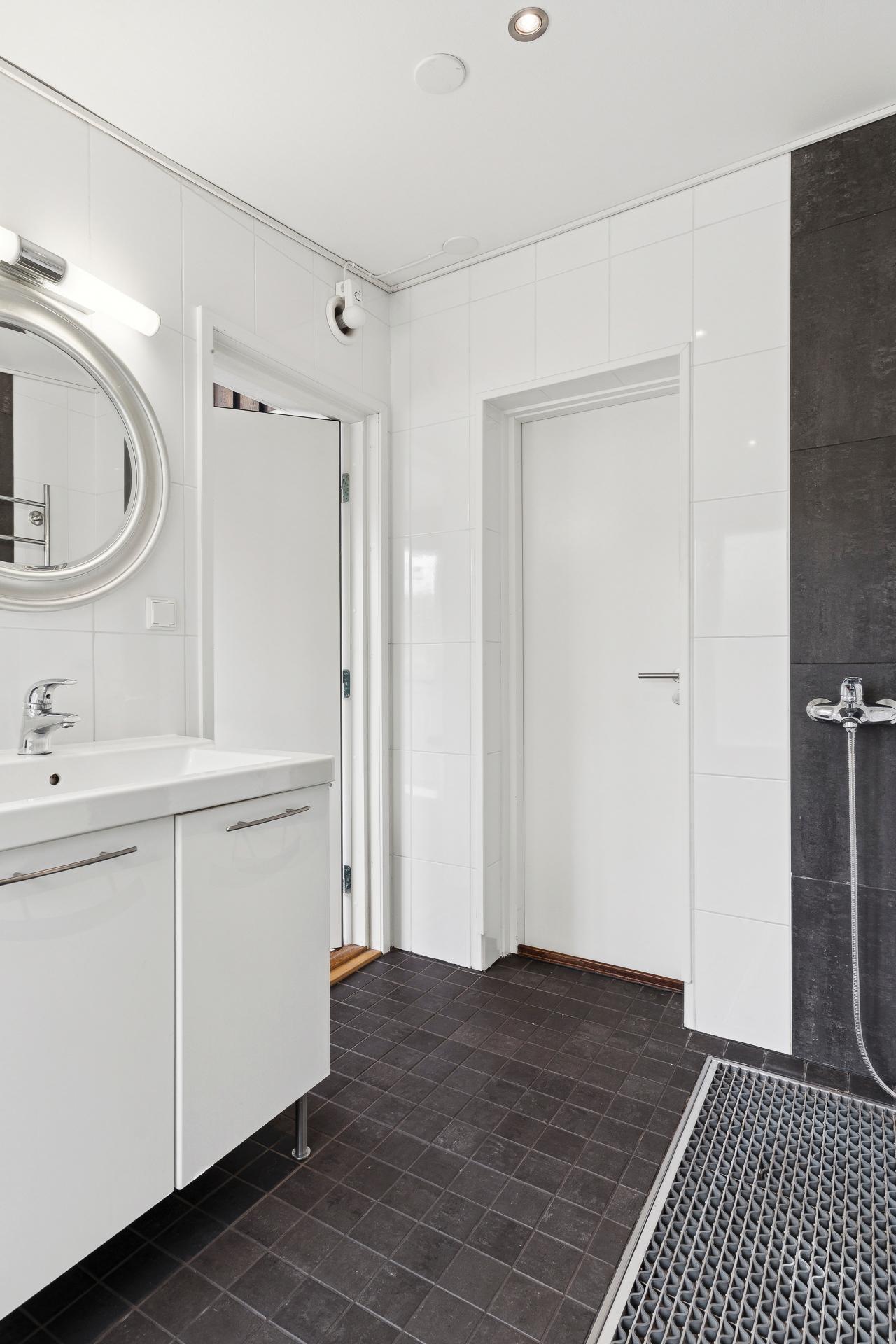 Ak eteisen suihkutila esim. koirille