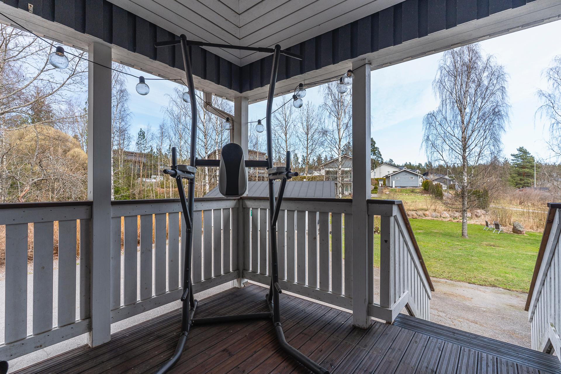 Sivuterassi josta käynti pihalle