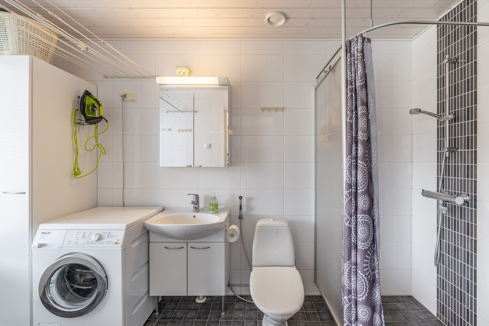 Kylpyhuoneessa toinen wc