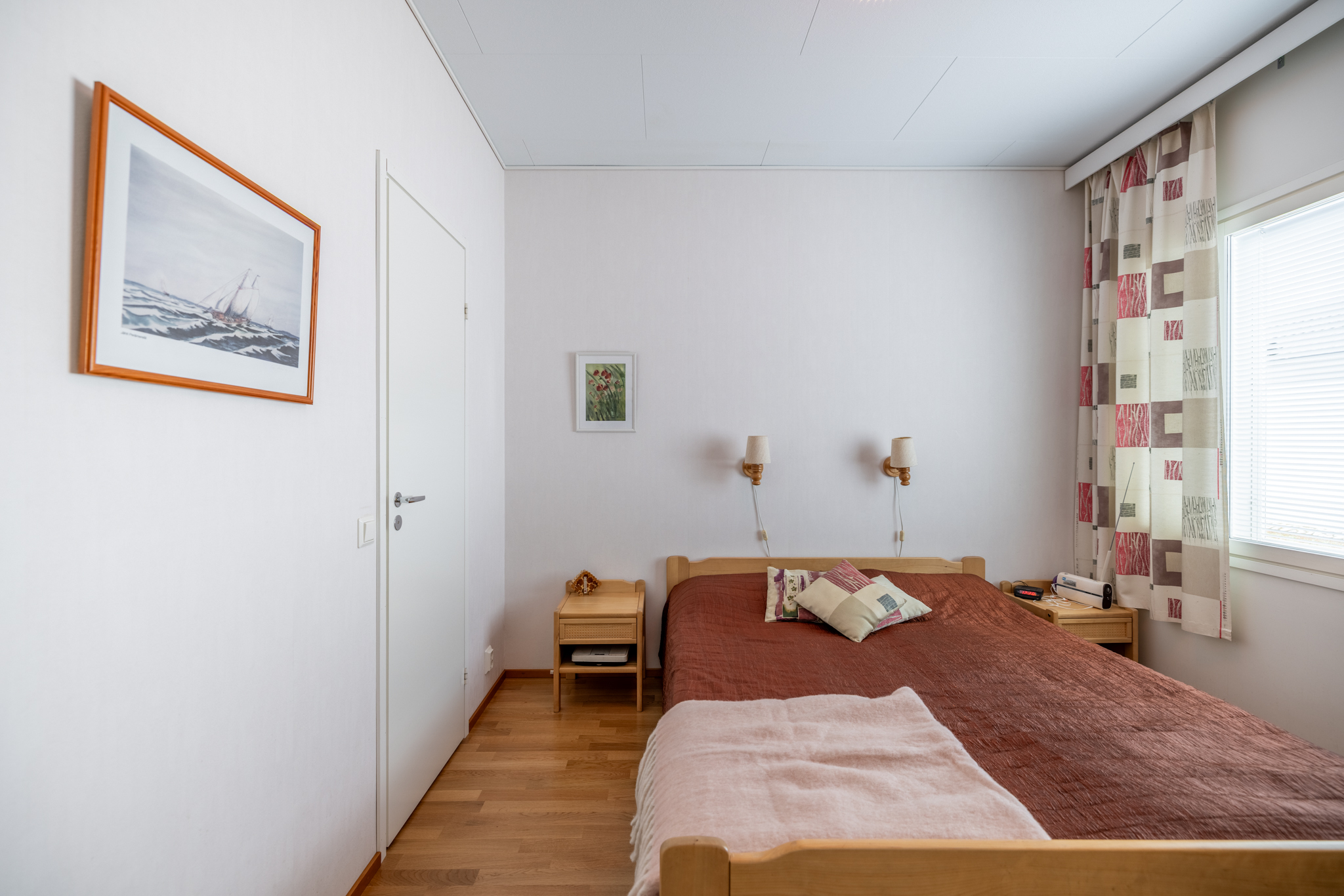 Vaatehuone makuuhuoneen yhteydessä