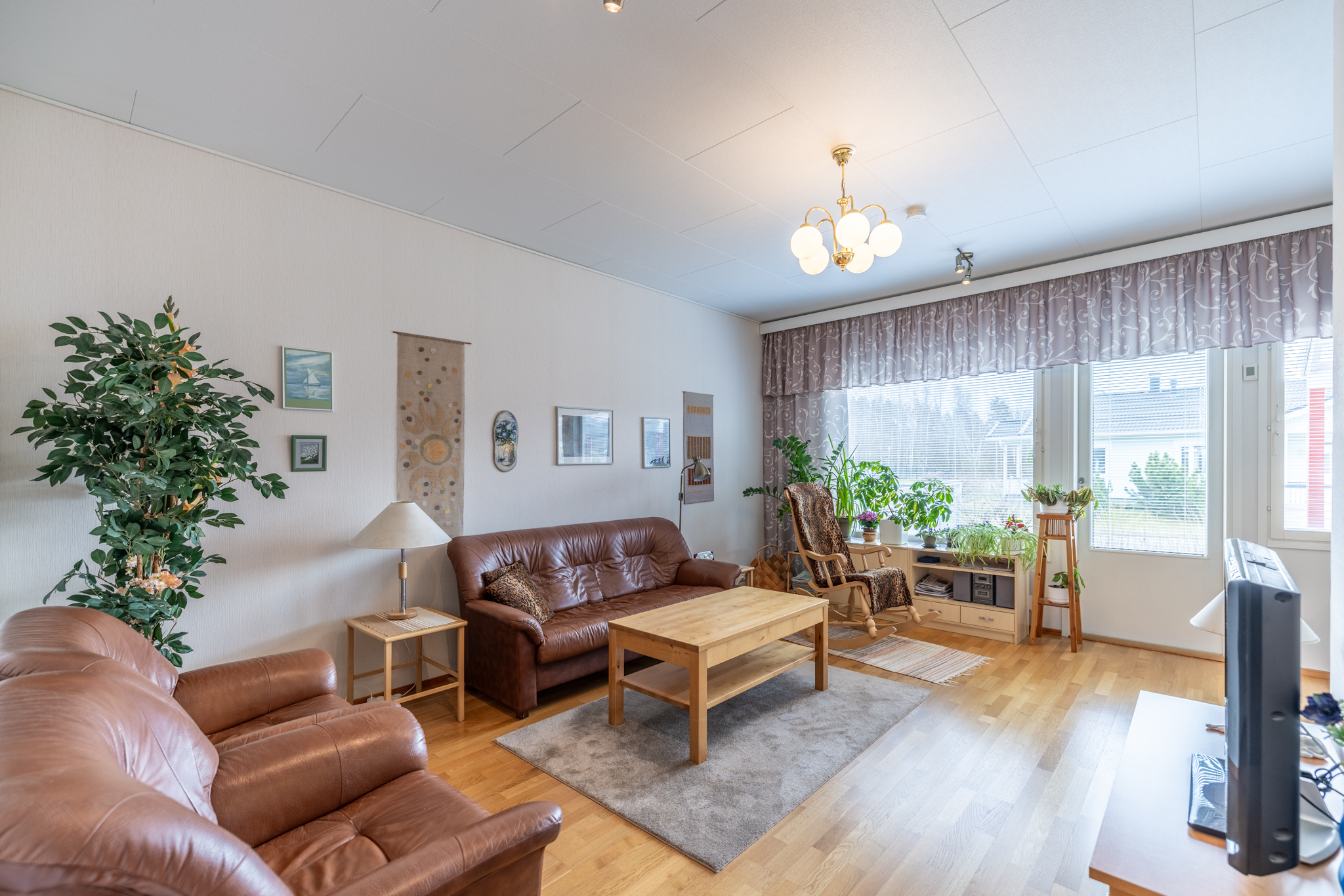 Tilava olohuone josta käynti takapihalle