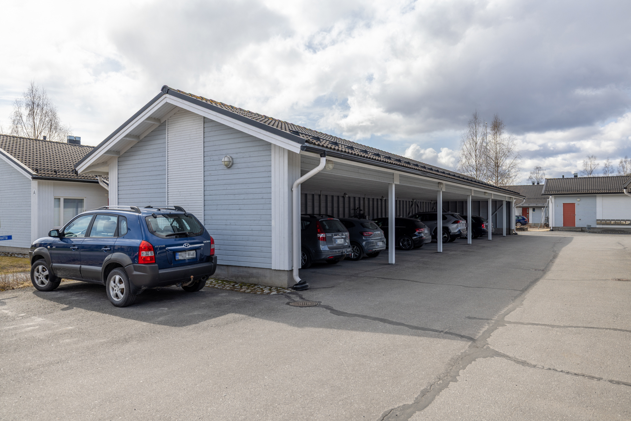 Asunnolle kuuluu oma autokatospaikka