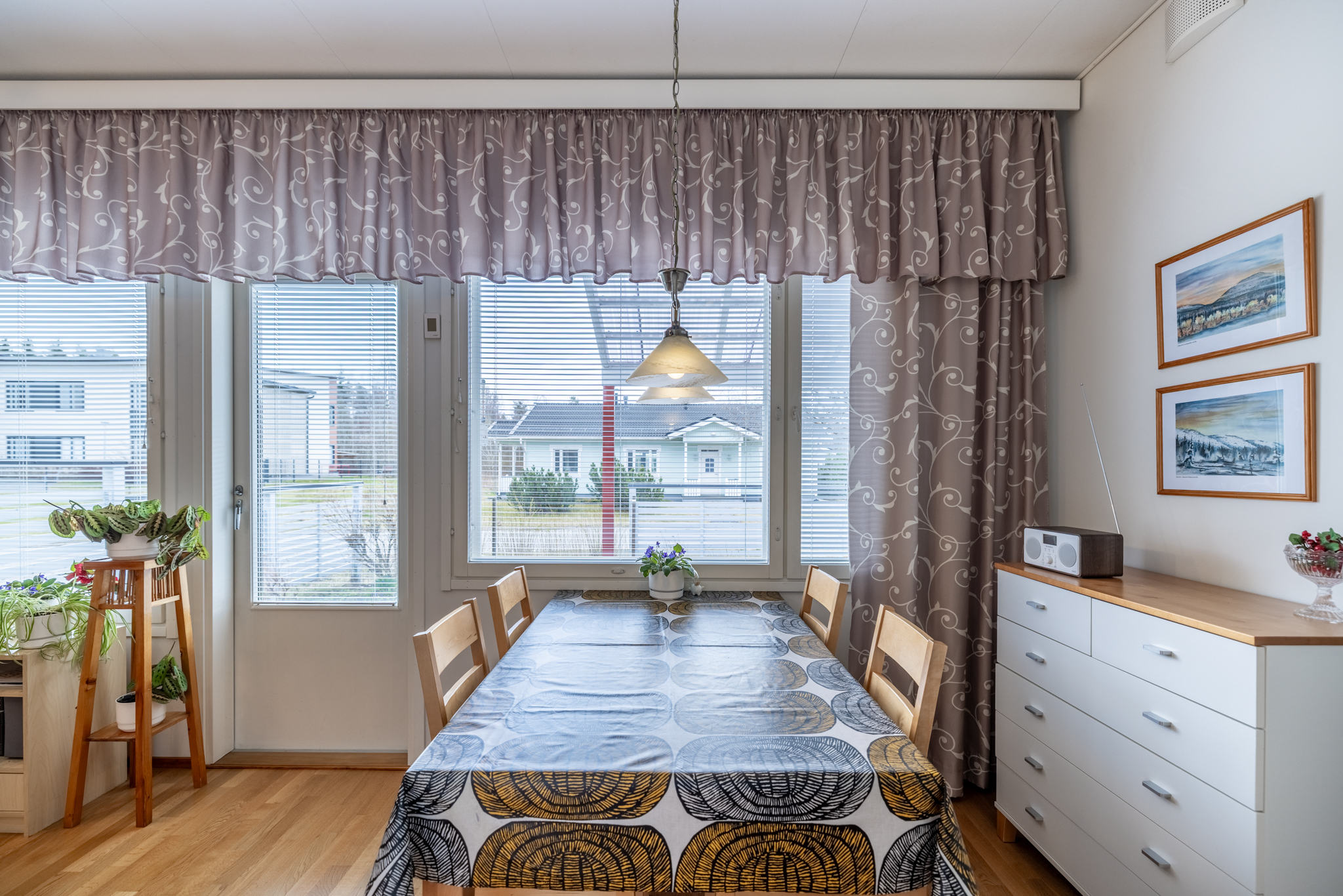 Ruokailutila keittiön yhteydessä