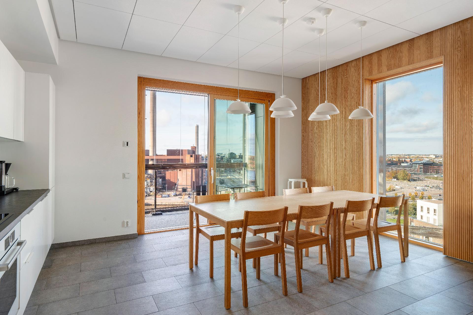 Kattosaunan yhteydessä olevasta kerhotilasta löytyy täysin varusteltu keittiö