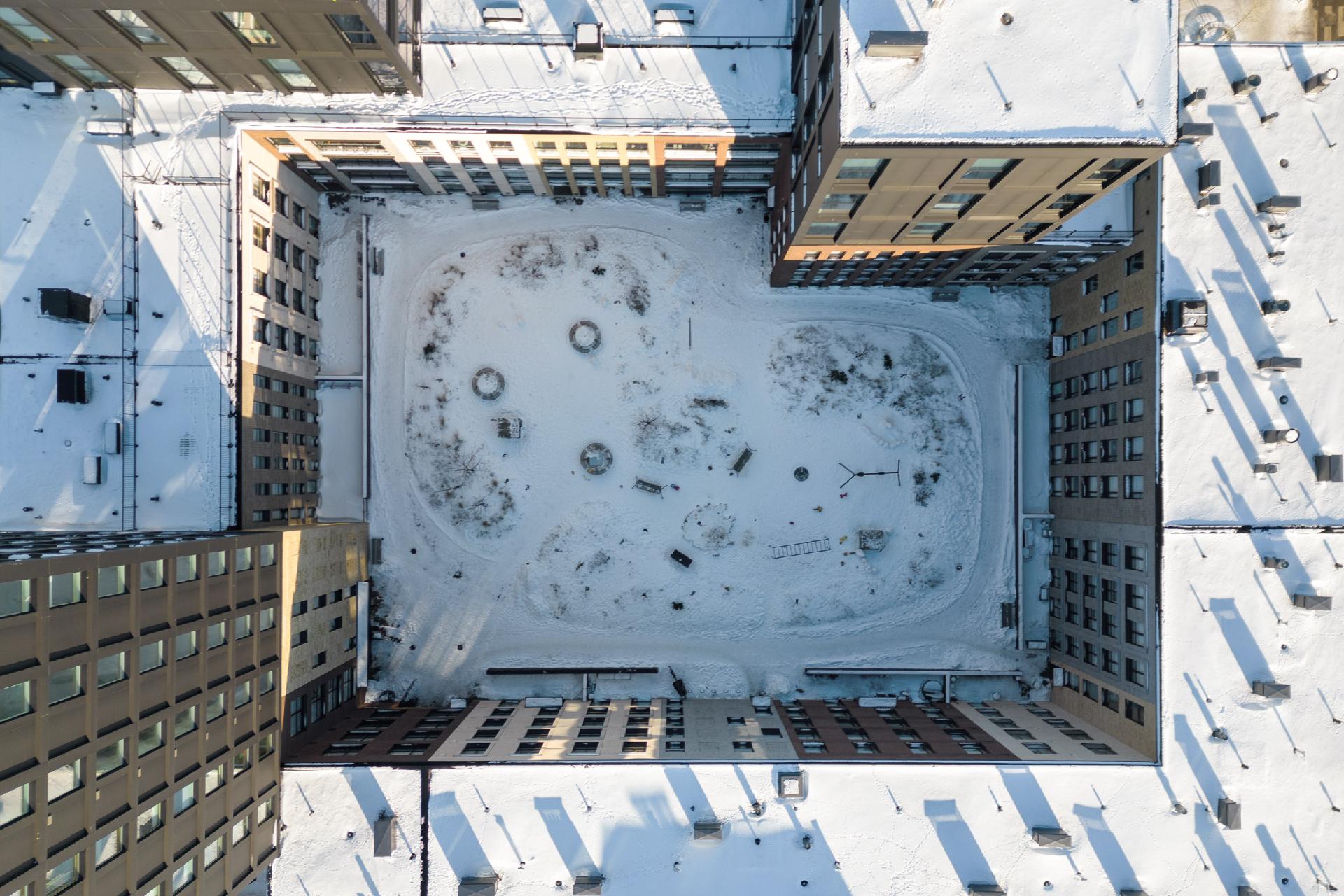 Viihtyisältä korttelipihalta löytyy mm. lasten leikkipaikka