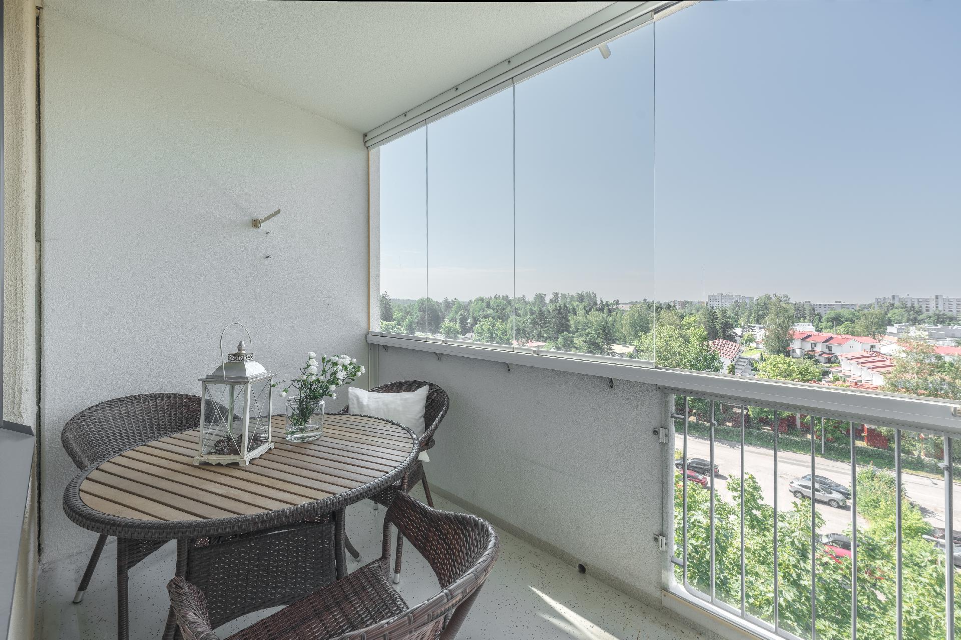 Lasitetulta parvekkeelta aukeaa avarat näkymät