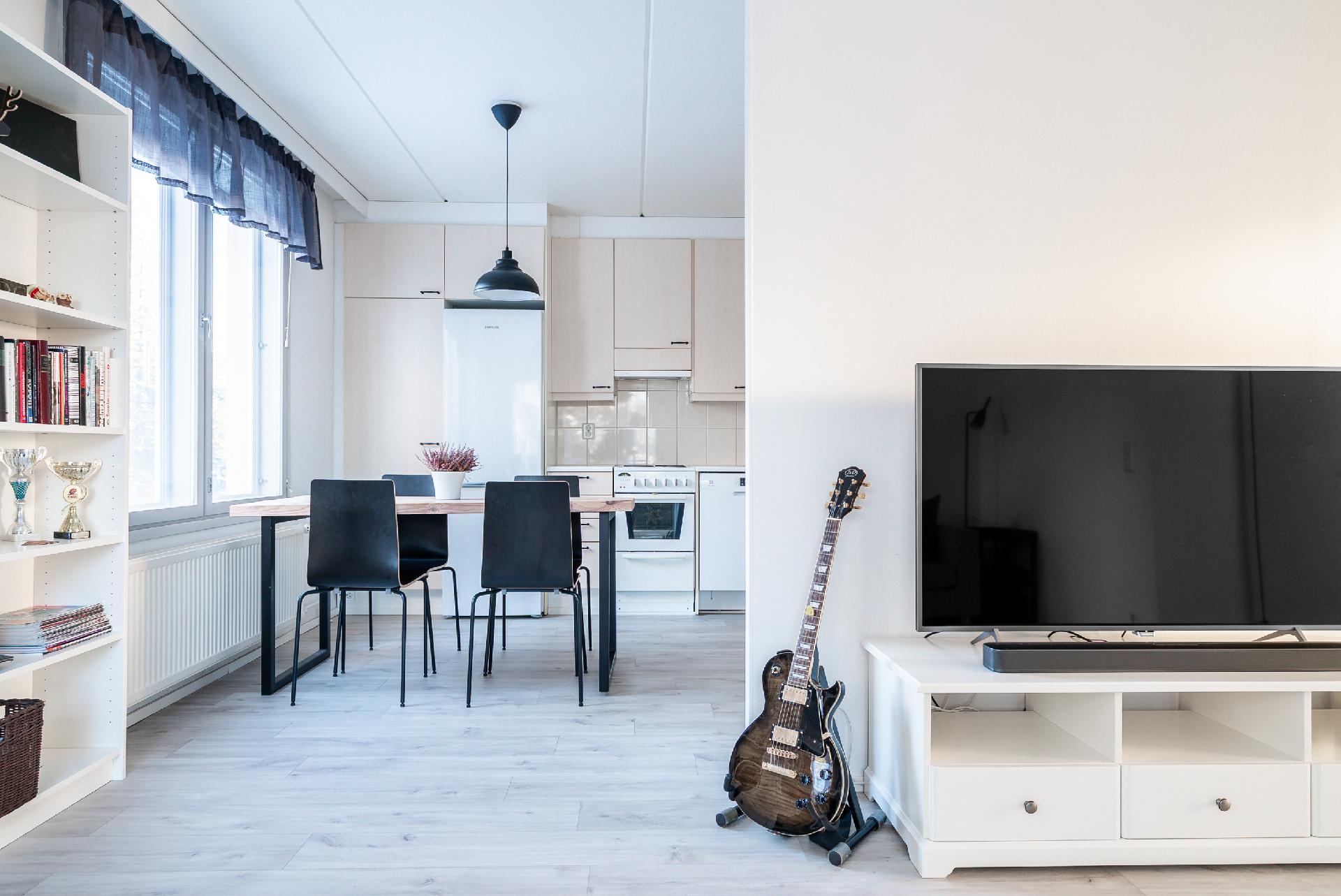 Näkymä olohuoneesta keittiöön