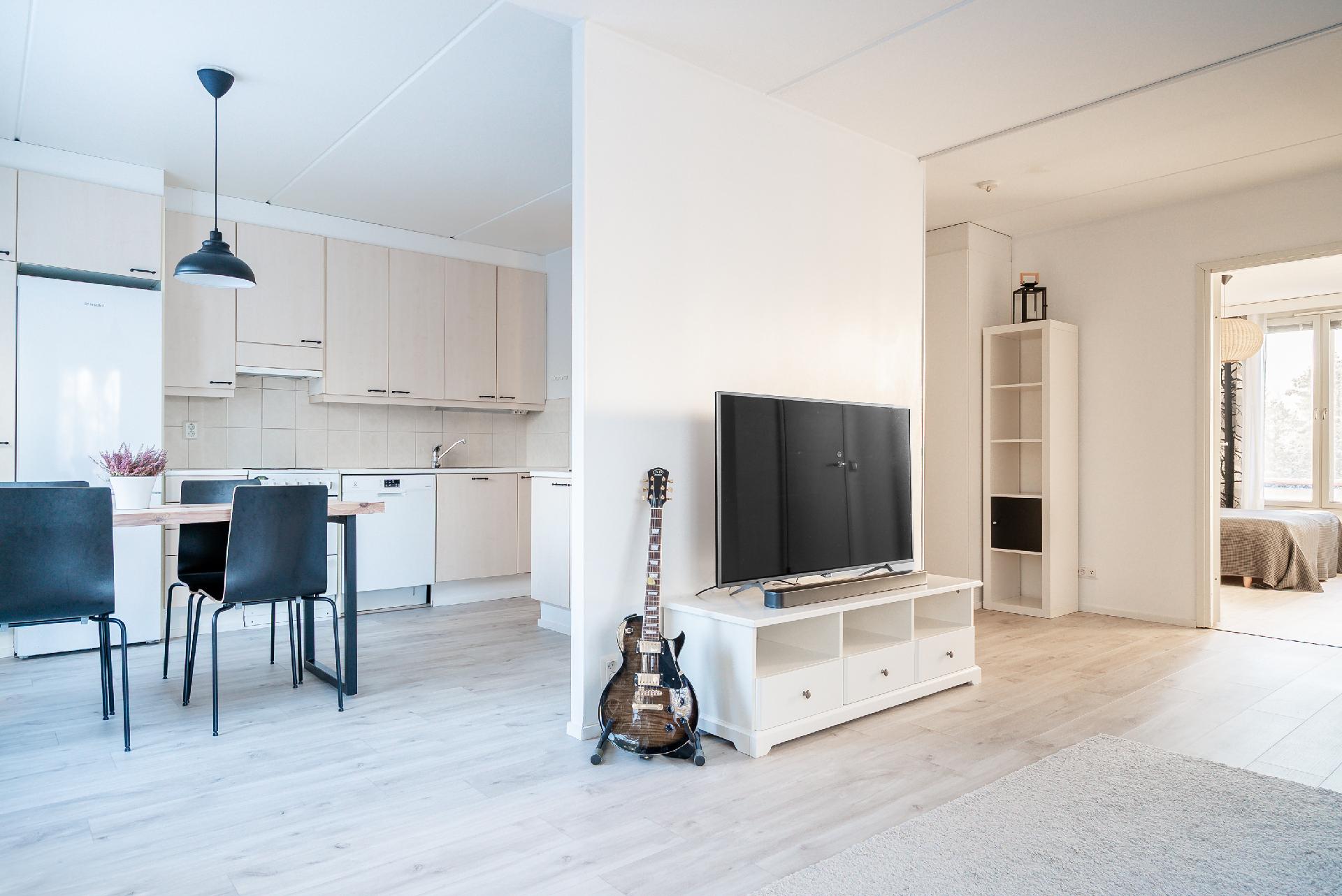 Näkymä olohuoneesta keittiöön