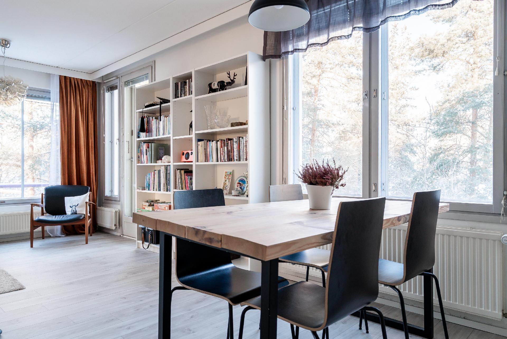 Näkymä keittiöstä olohuoneeseen