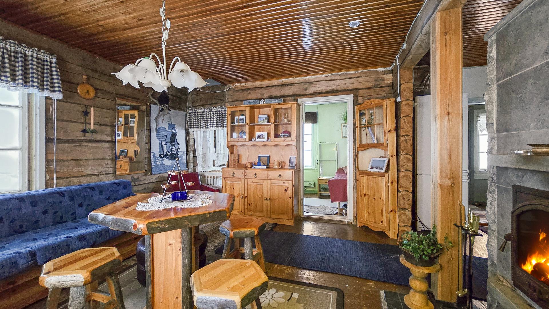 Näkymä oleskelutilasta makuuhuoneeseen