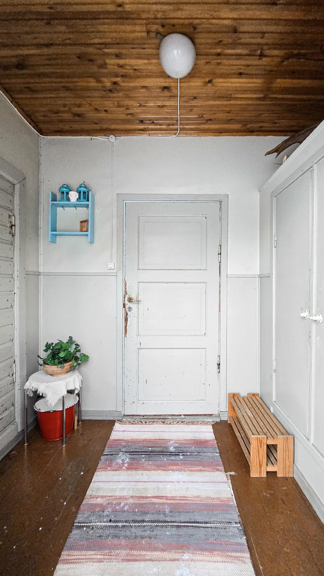 Eteisestä kulku yläkertaan "rakentamattomaan tilaan"