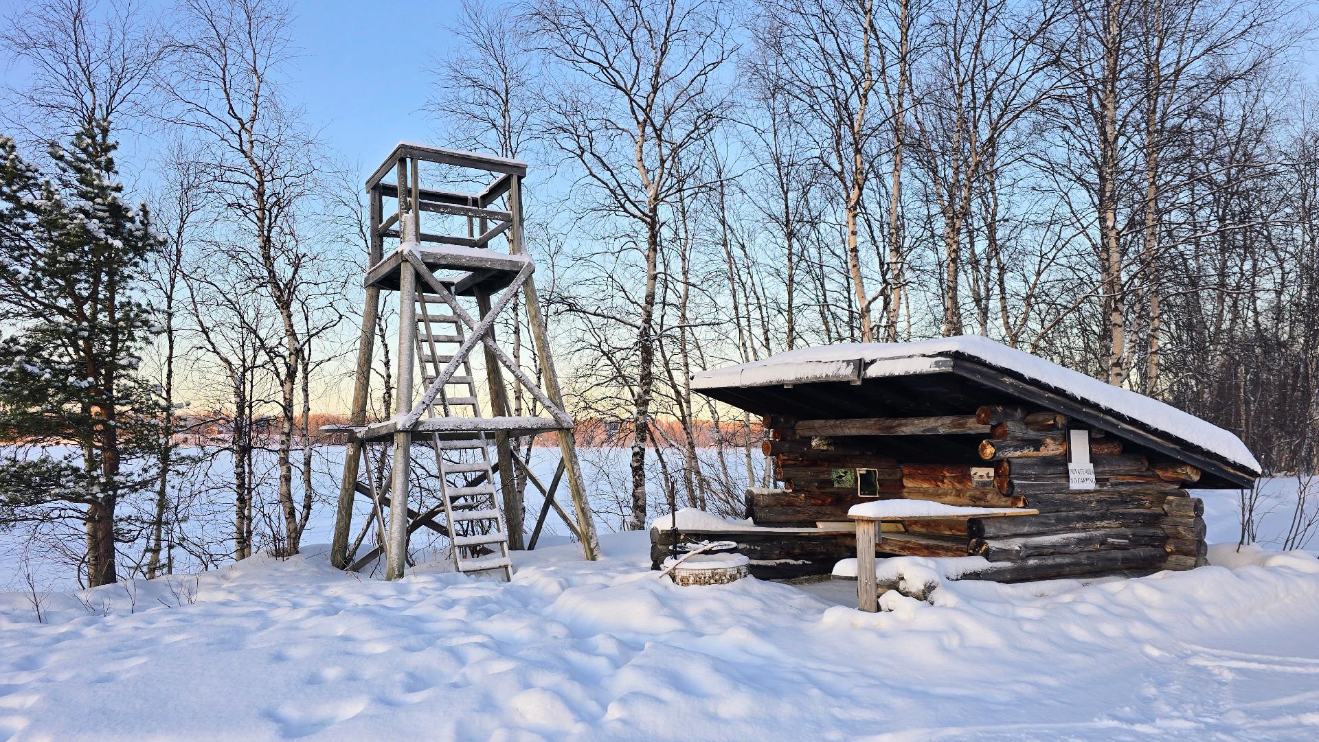 Akujärventien päässä kylän laavu ja lintutorni.