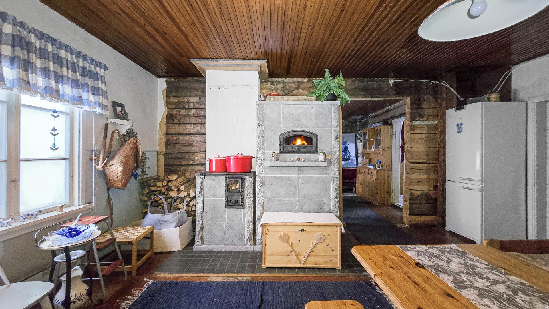 Keittiössä puuliesi ja leivinuuni