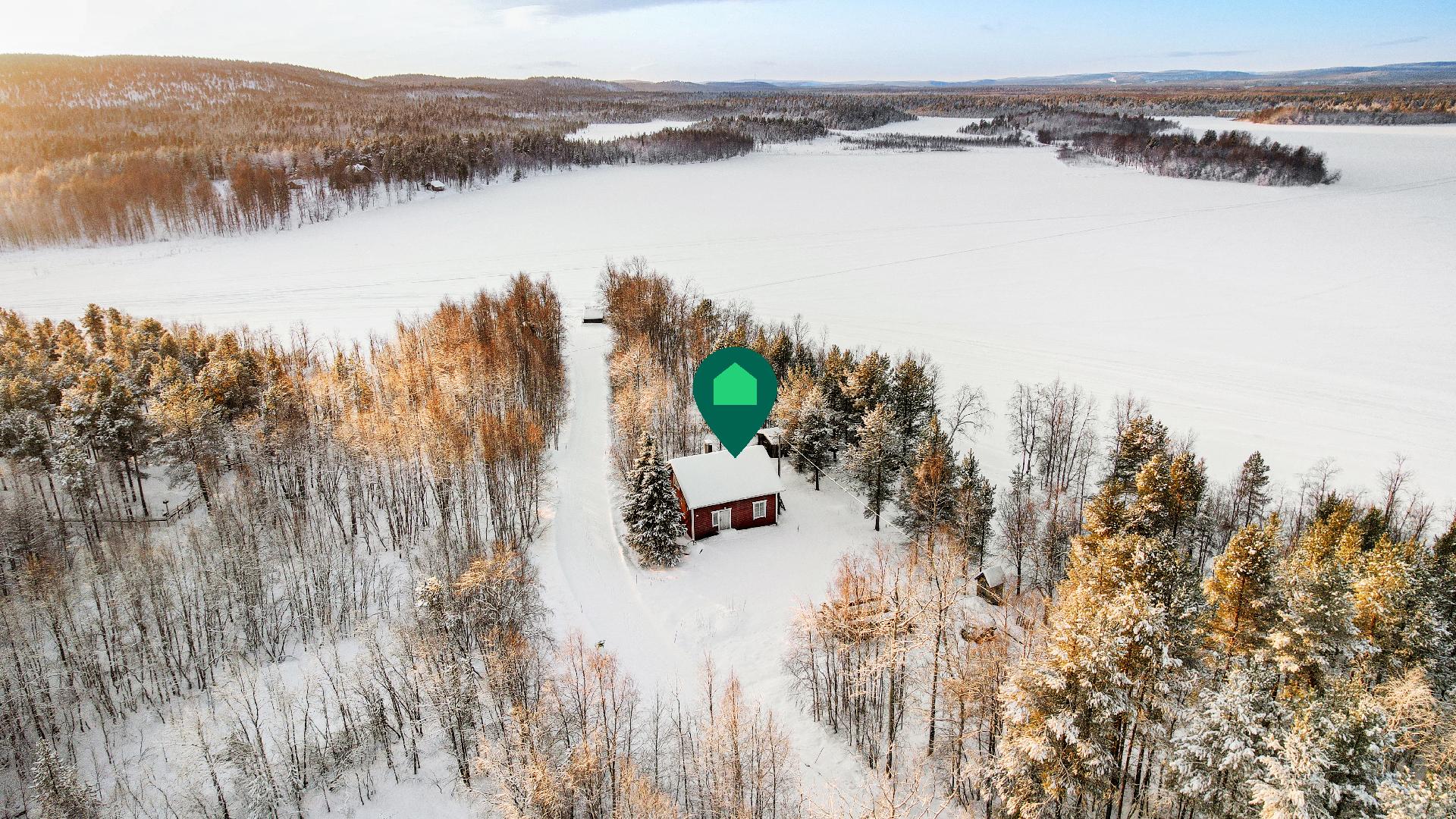 Tien päässä Akujärven kyläyhdistyksen laavu, lintutorni ja veneenlaskupaikka